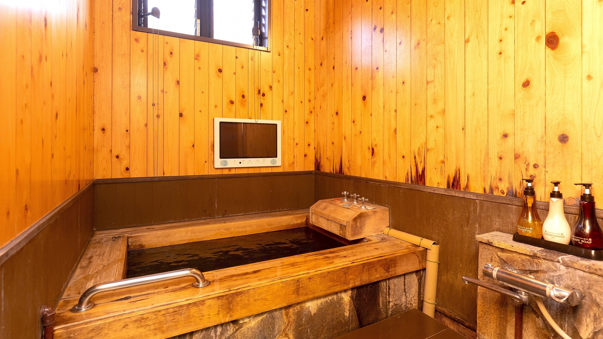 [Japanese-Western room] Room with indoor bath close to the main house