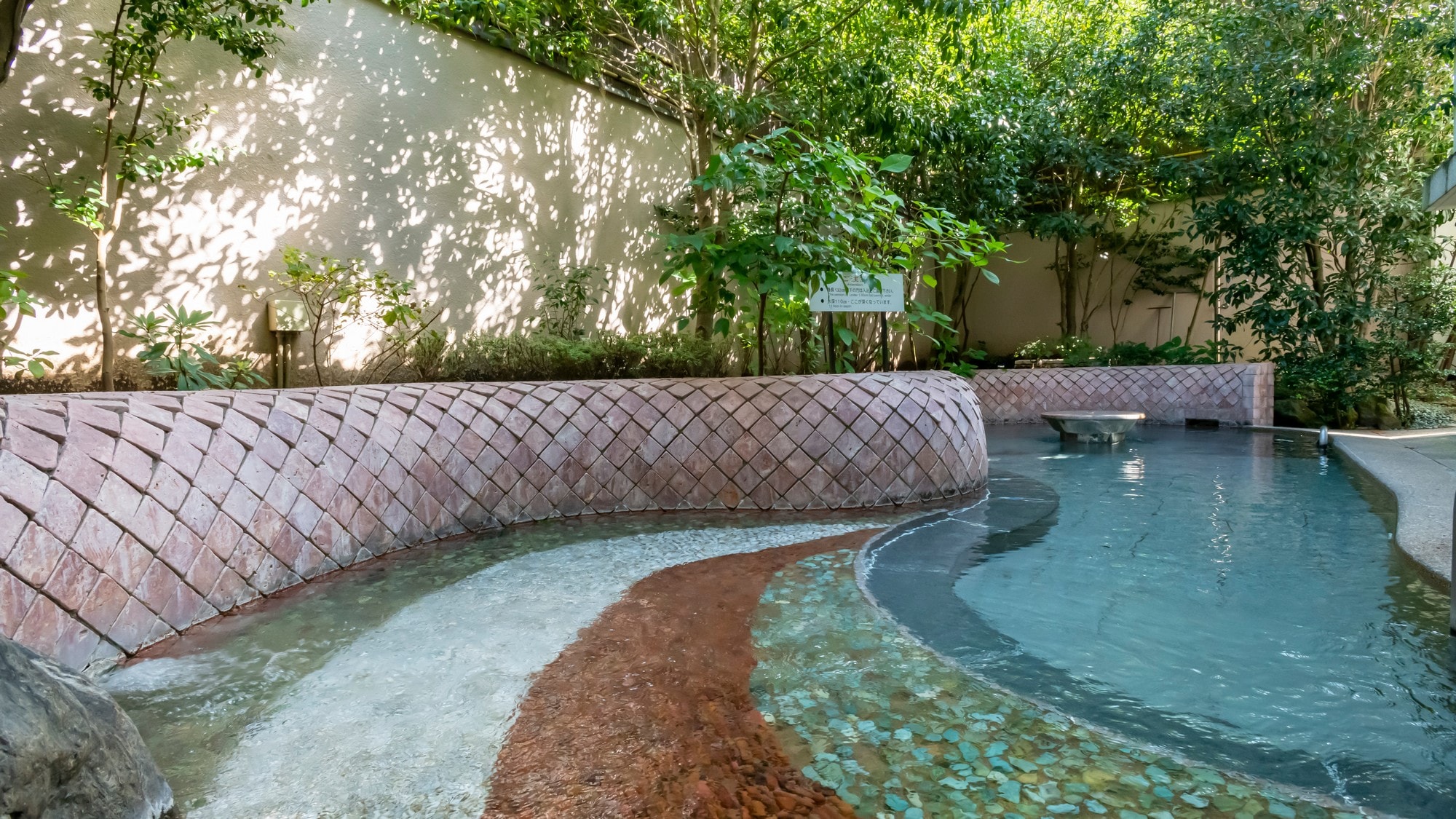 [Kinu no Toride] At the open-air bath "Fukayu Open-Air Bath," you can enjoy foot reflexology in the shallow water and a standing bath in the deep water.