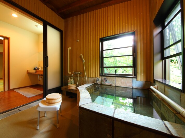 ห้องอาบน้ำแบบไม่มีสิ่งกีดขวาง: พื้นที่ซักล้างมีอ่างอาบน้ำในร่มปูเสื่อทาทามิ เก้าอี้อาบน้ำมีราวจับ