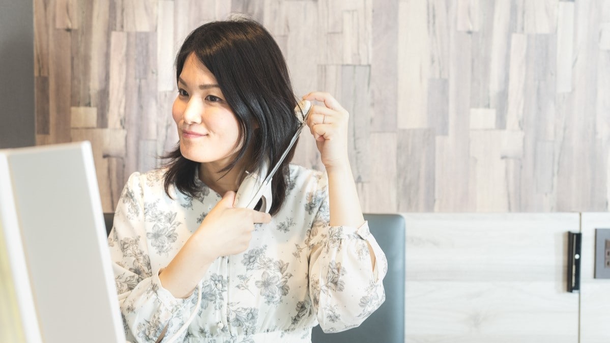 旅行途中只需這一件單品就能滿足你所有的髮型需求。