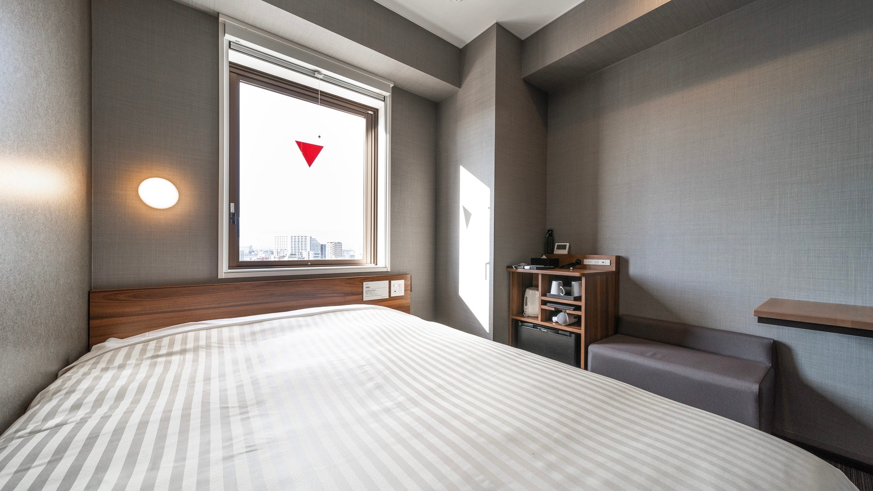 A 150cm wide bed and a mattress with just the right amount of firmness will ensure you a good night's sleep.