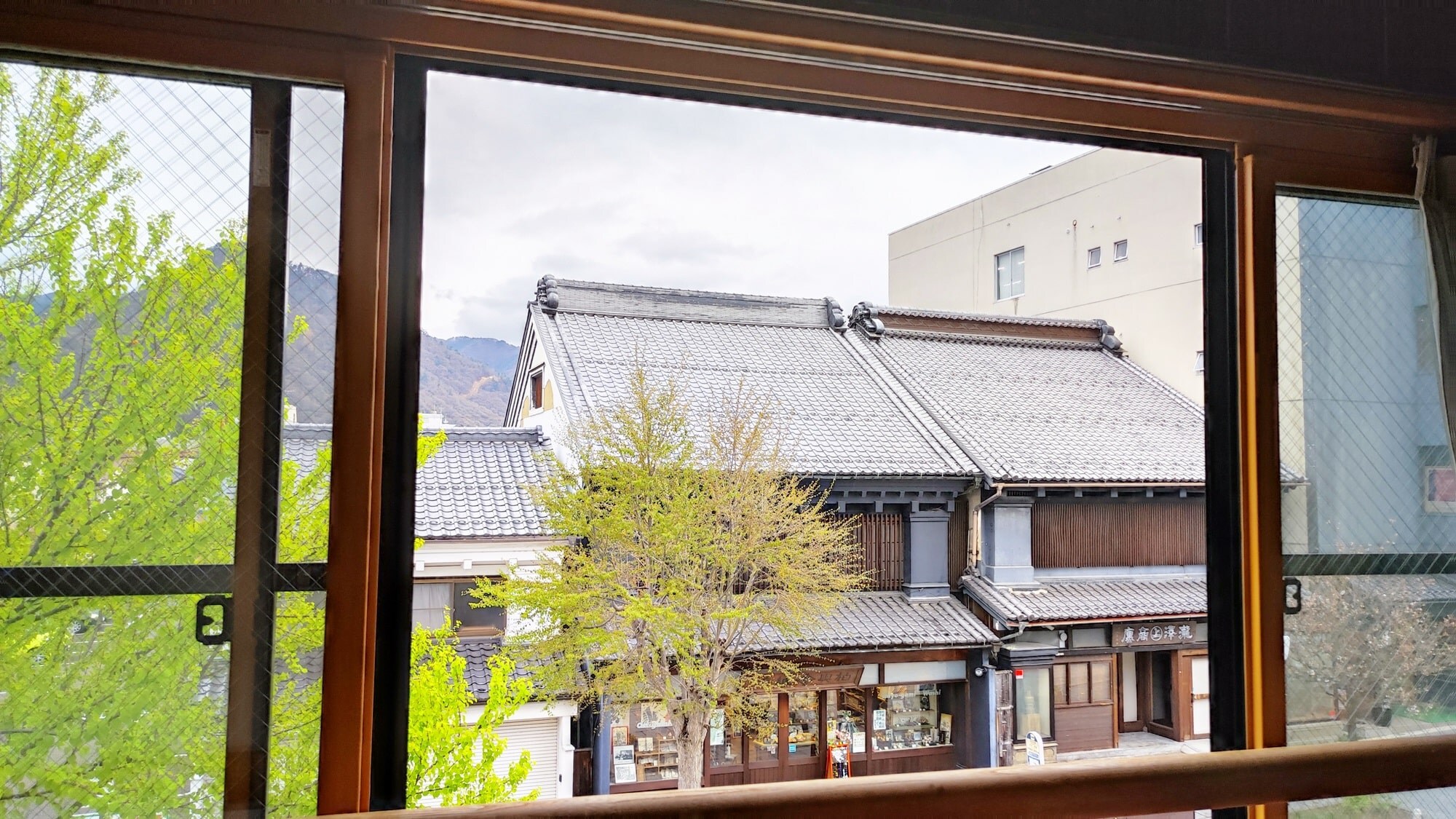 *Example of a guest room (6 tatami mats) / A special room facing the street. Enjoy watching the people passing by and the streetscape in the mornings and evenings.