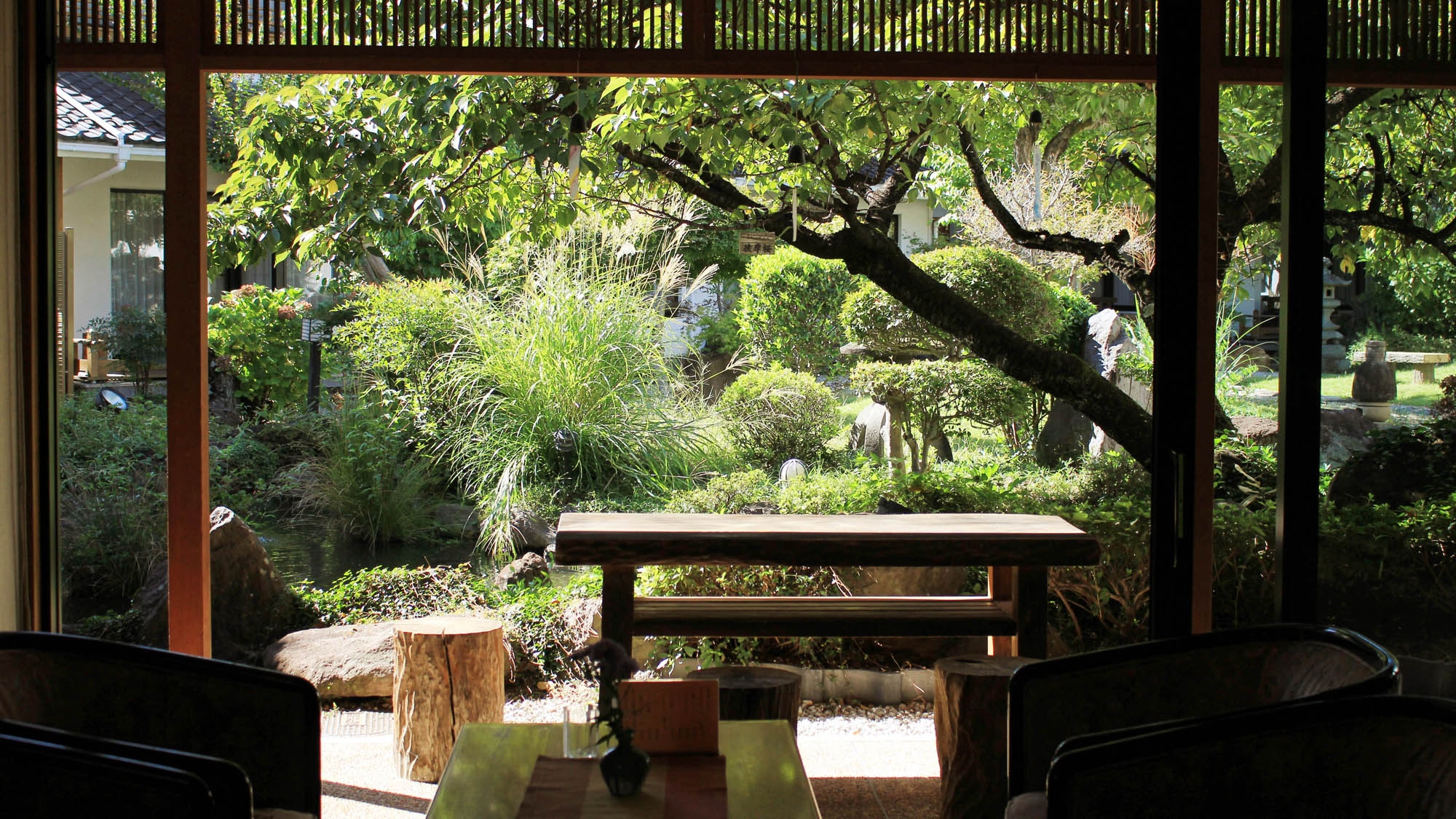 You can relax in the lobby while looking out at the garden.