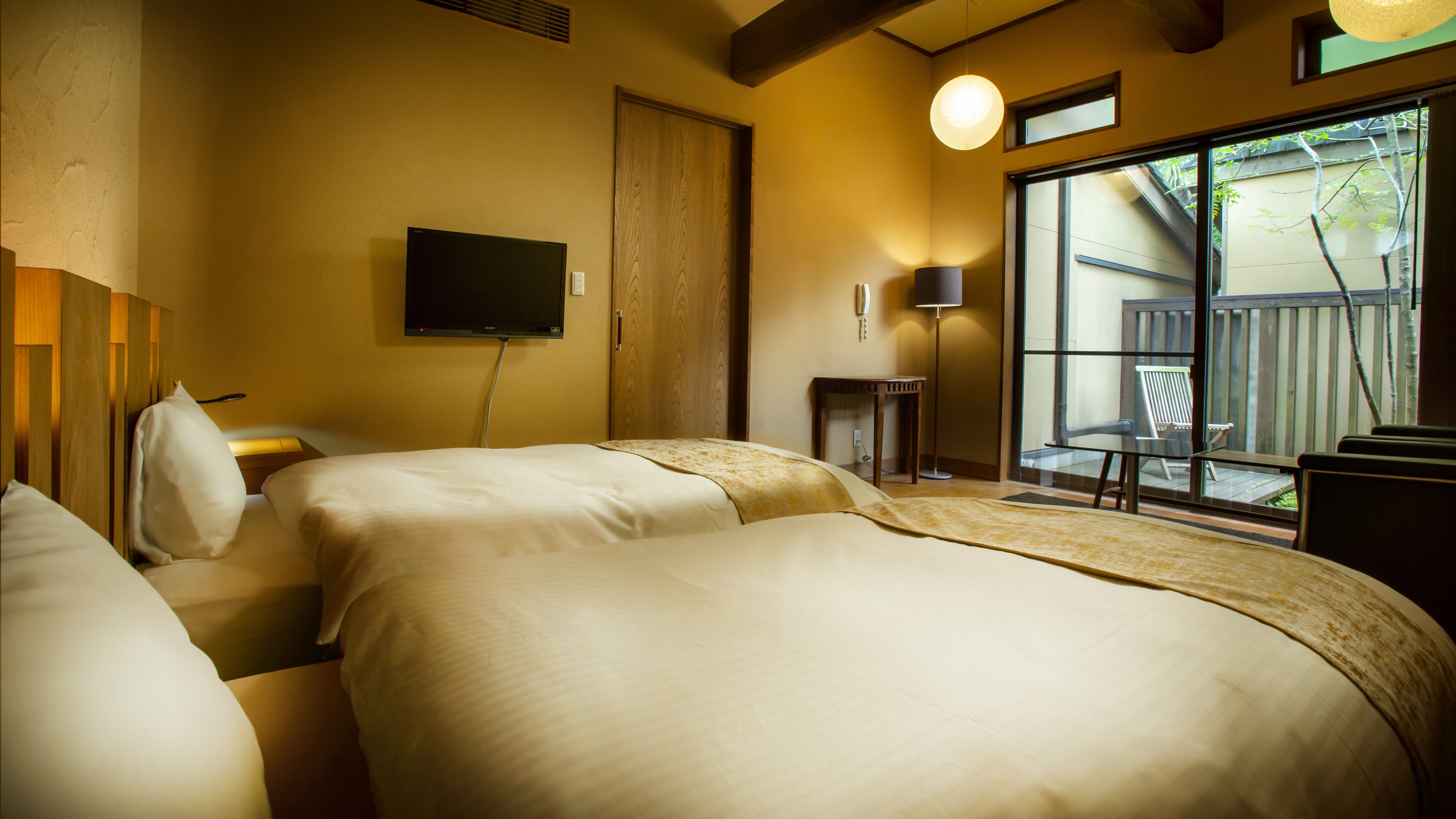 [New Wing・Haruka] A Western-style room with a spring-like image, with cross beams reminiscent of a forest lodge. Comes with a private courtyard garden and wooden deck.