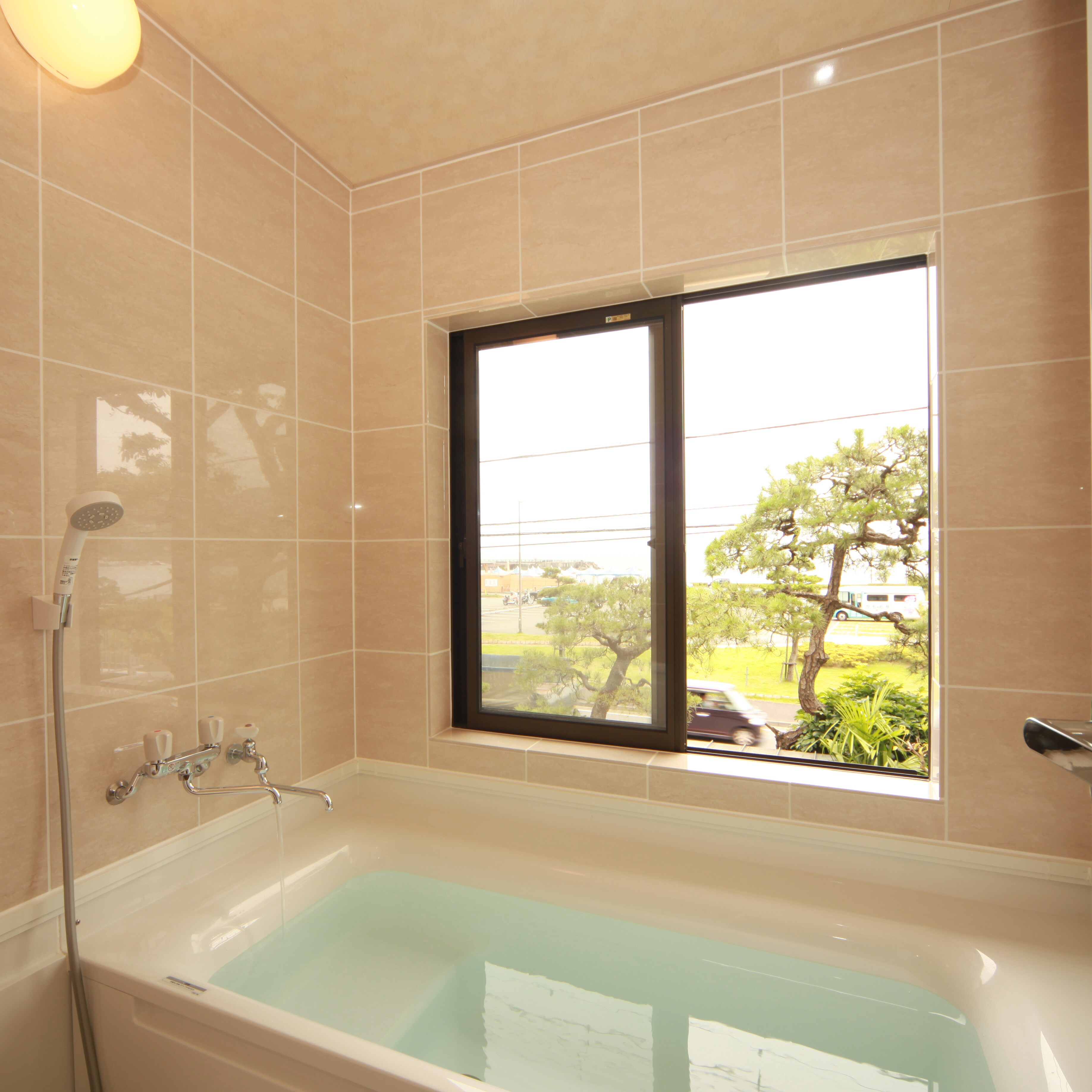 Kamar tamu modern Jepang dengan pemandian air panas alami dalam ruangan "Takasago"