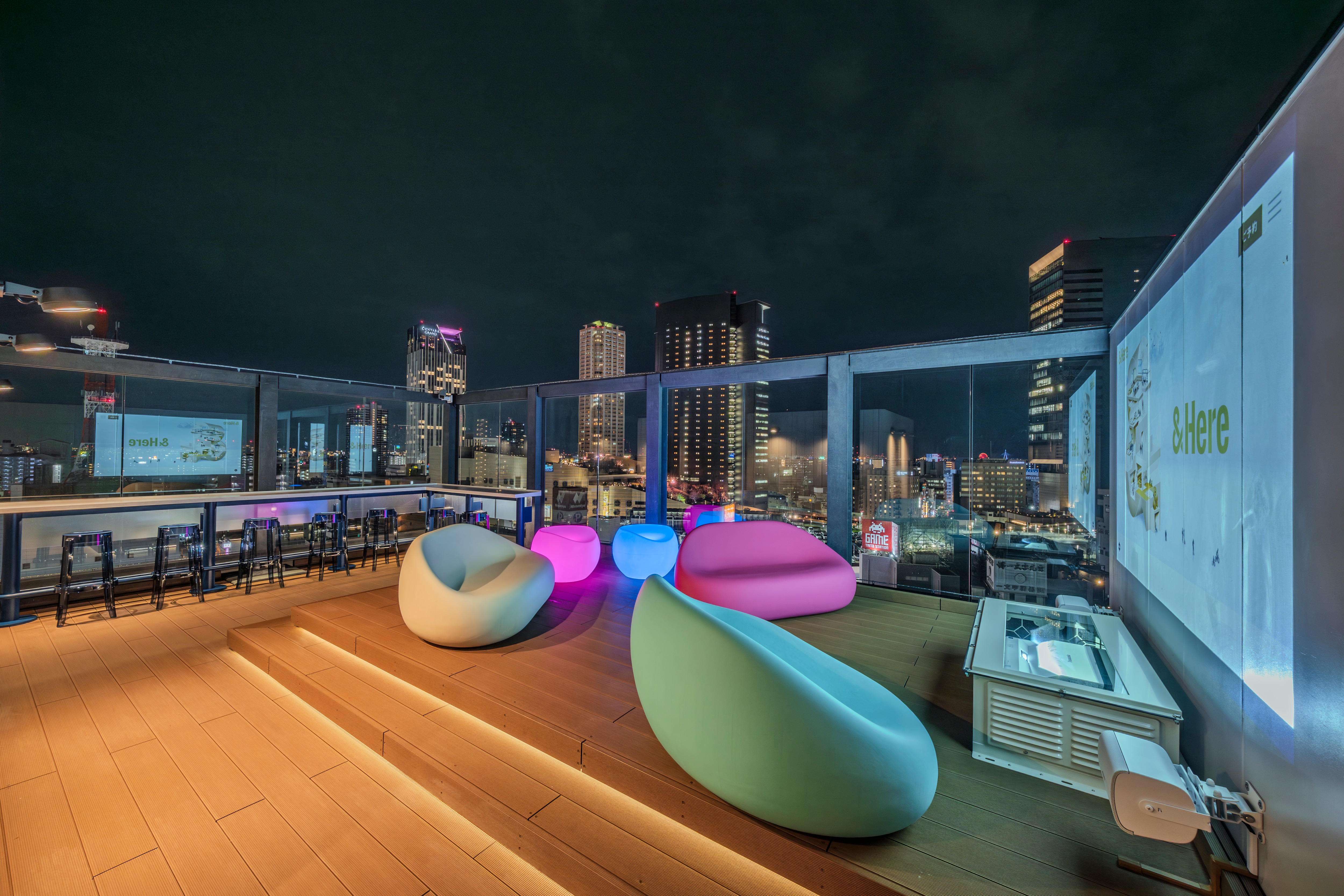  【屋顶露台】 可以欣赏夜景的“屋顶露台”。难波千日前是大阪电影的发源地，拥有大型显示器