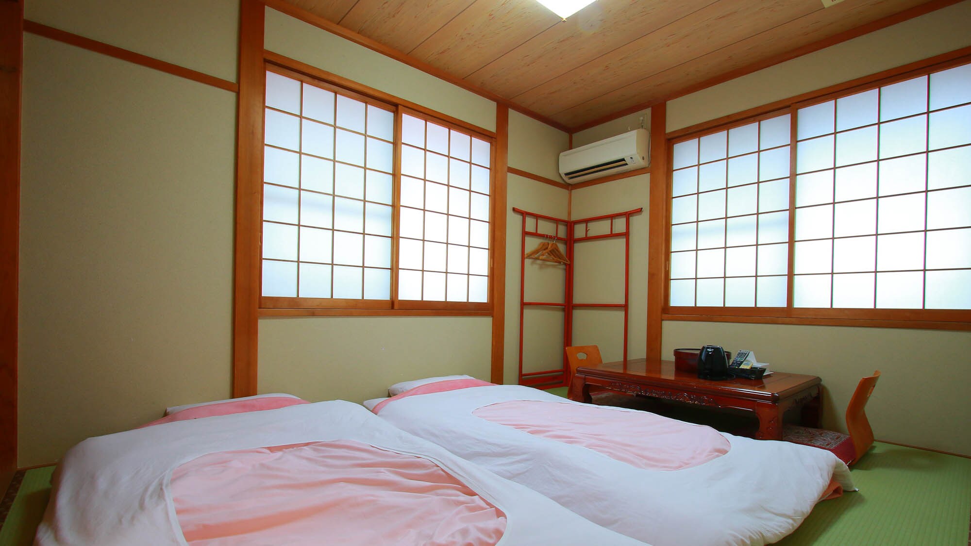 Japanese-style room 6 tatami mats (when futon is laid out)
