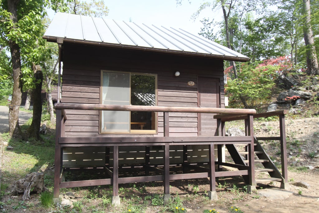 森林小屋（可容纳 6 人，带木制露台）