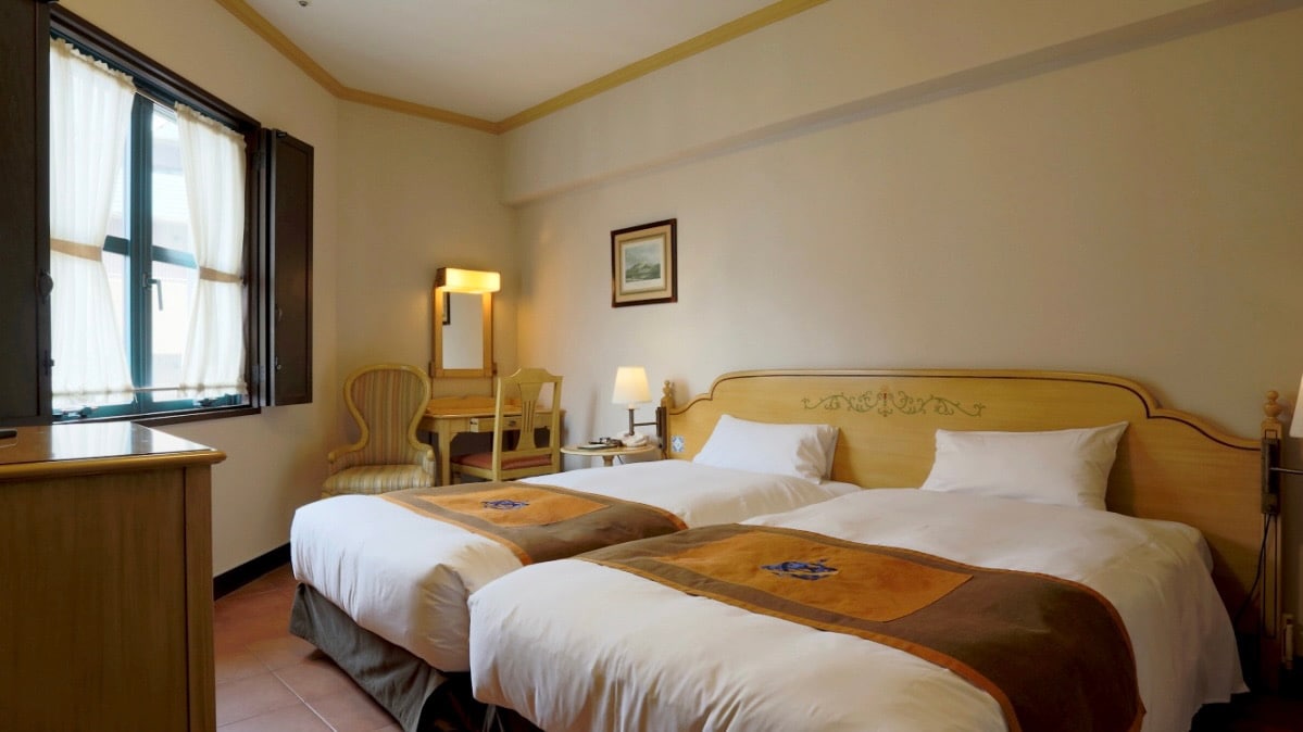 Corner twin room (Hollywood type)