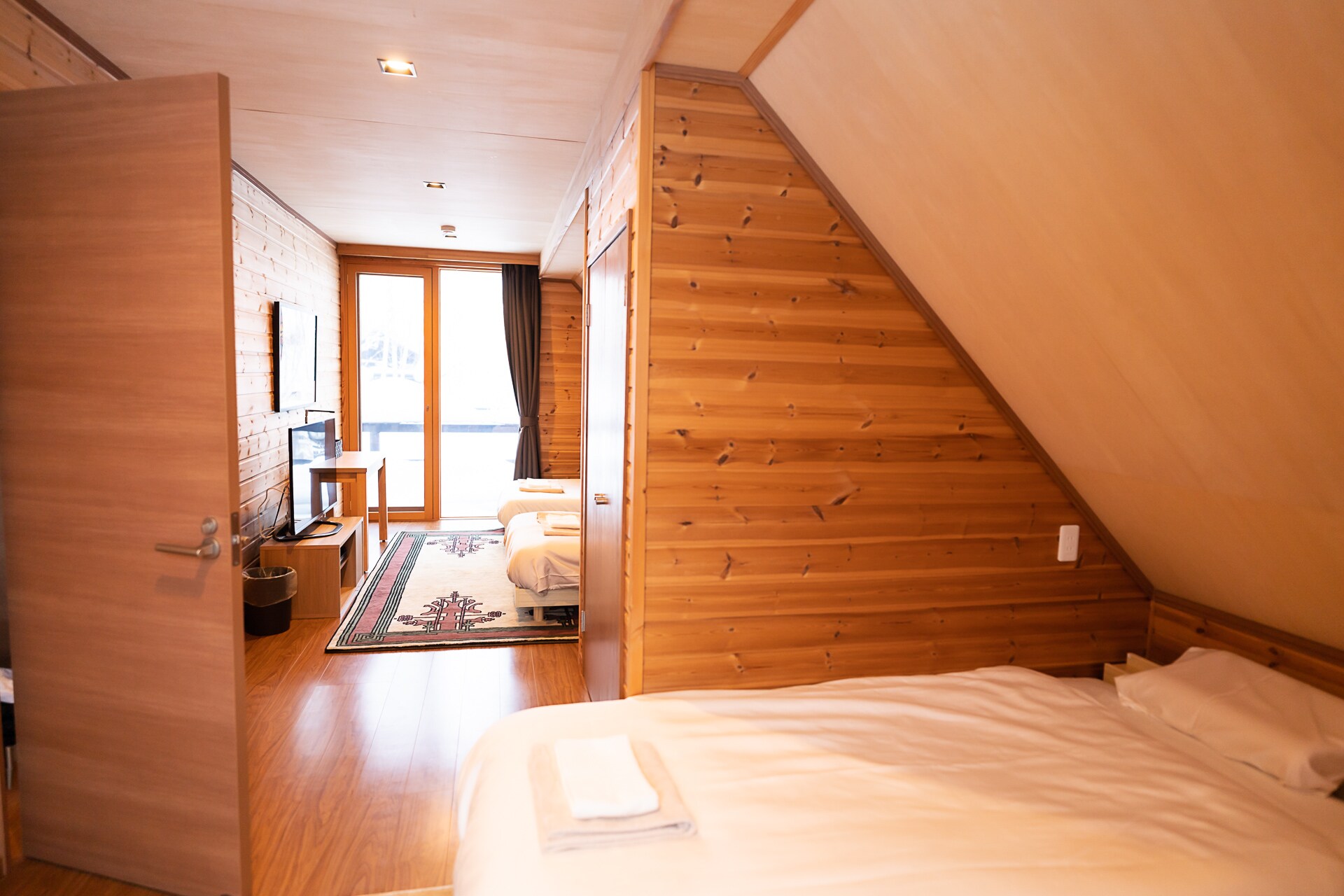 Lodge: Family Room Mountain View (Shared Bath)