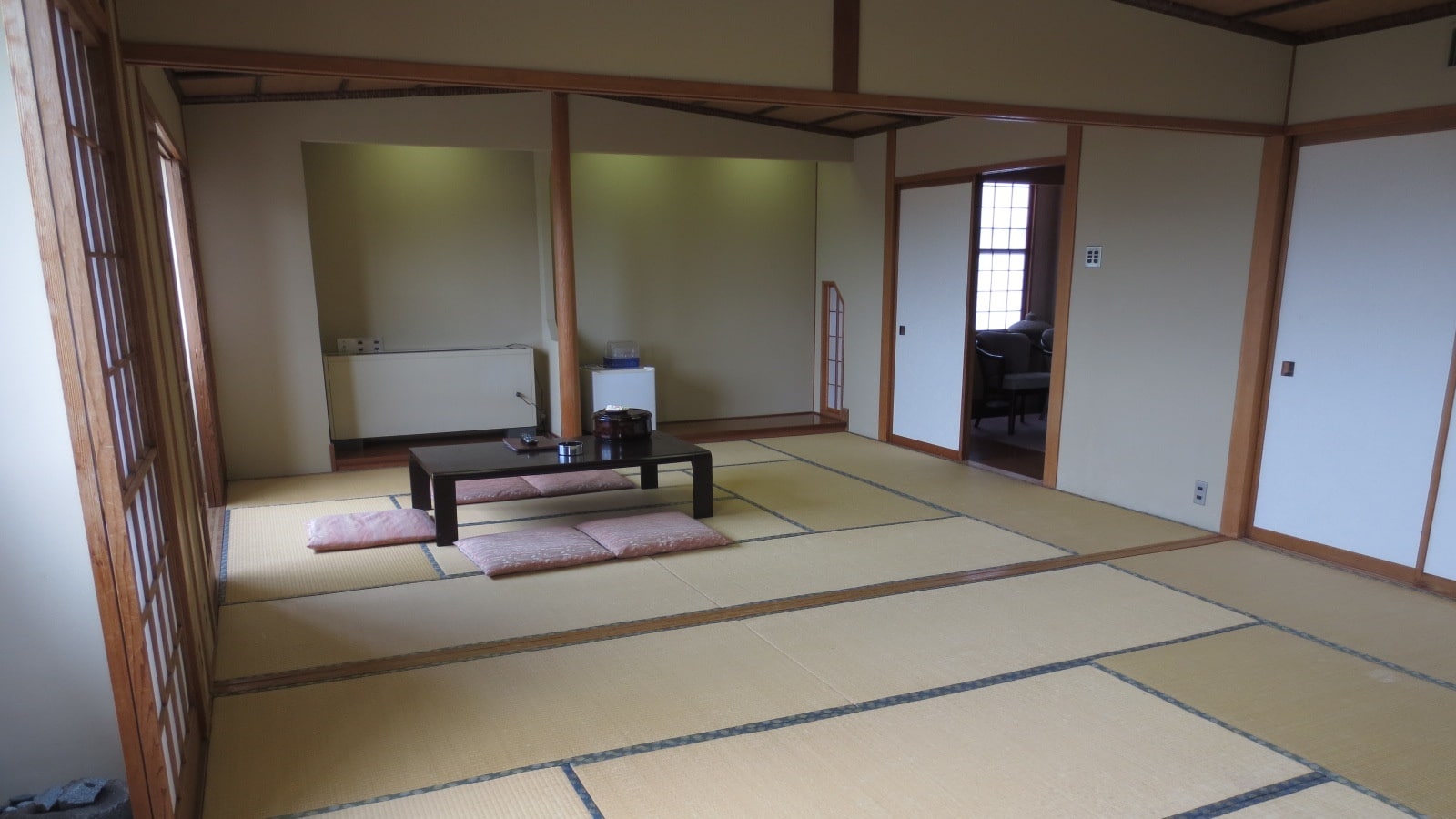 Japanese-style room (20 tatami mats) (with toilet)