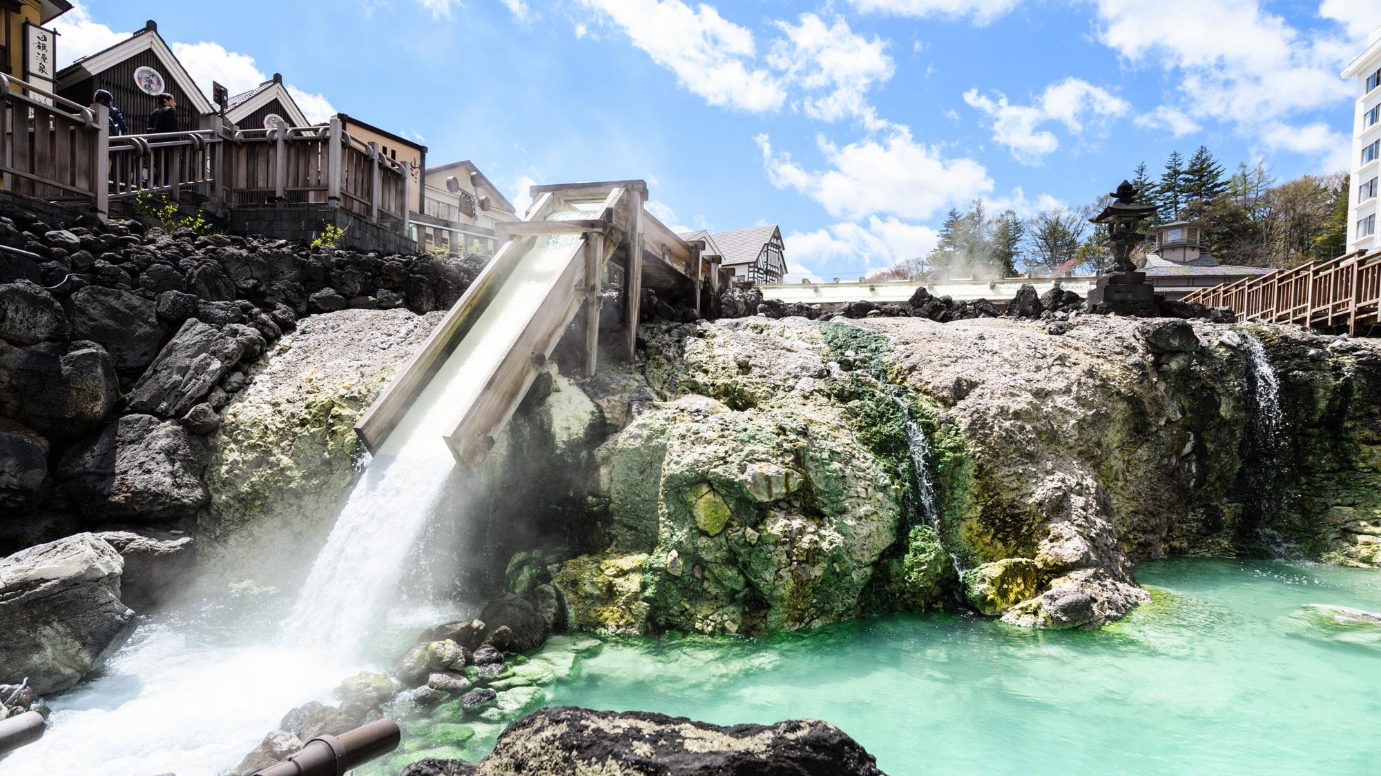 [Yubatake] Kusatsu's specialty "Yubatake" is a 1-minute walk from Naraya.