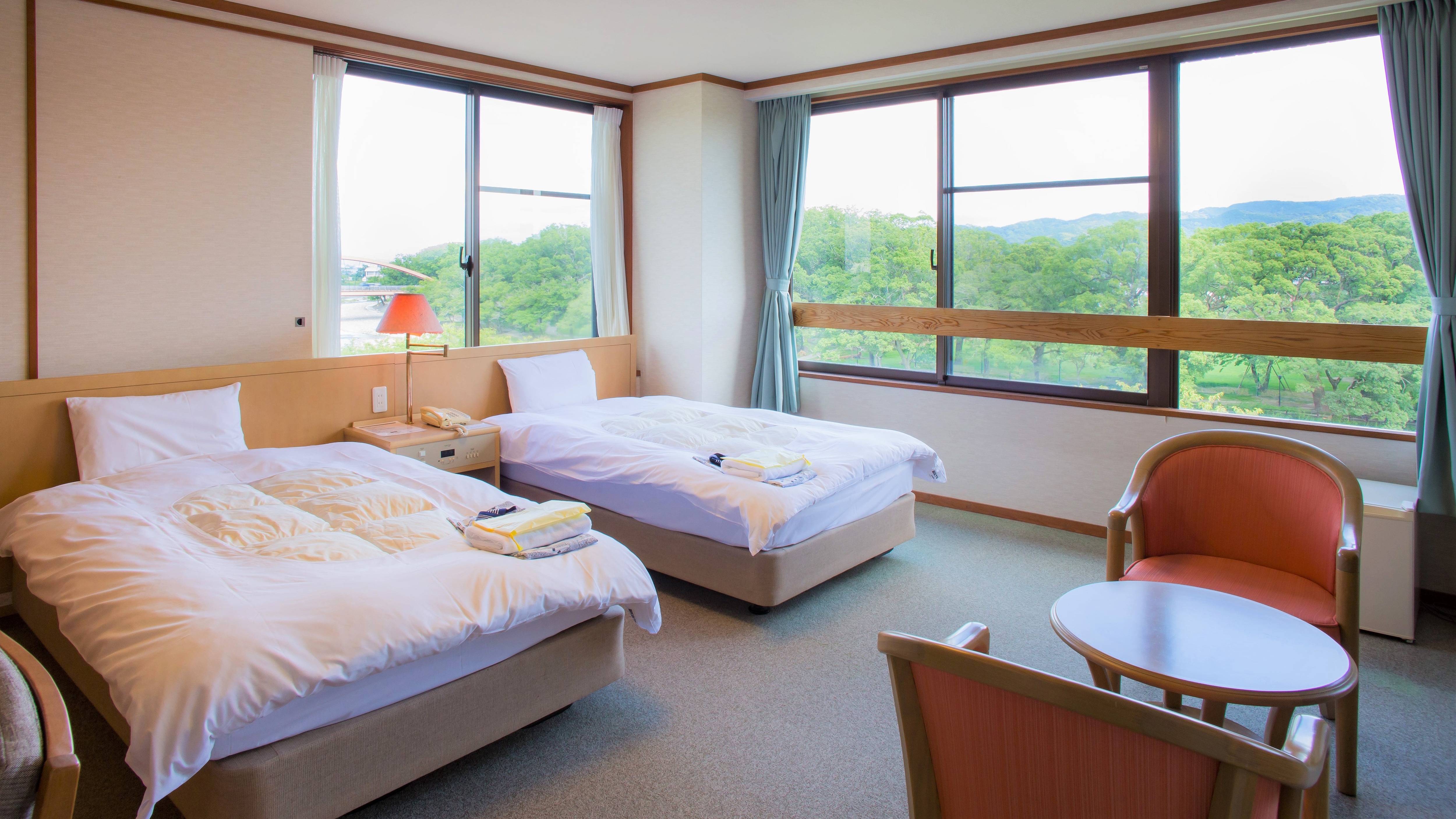 [Japanese-Western room] Western-style room side