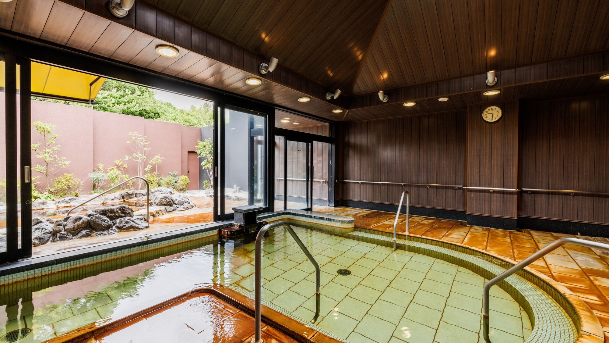 [Large public bath] Indoor bath with burnt cedar interior