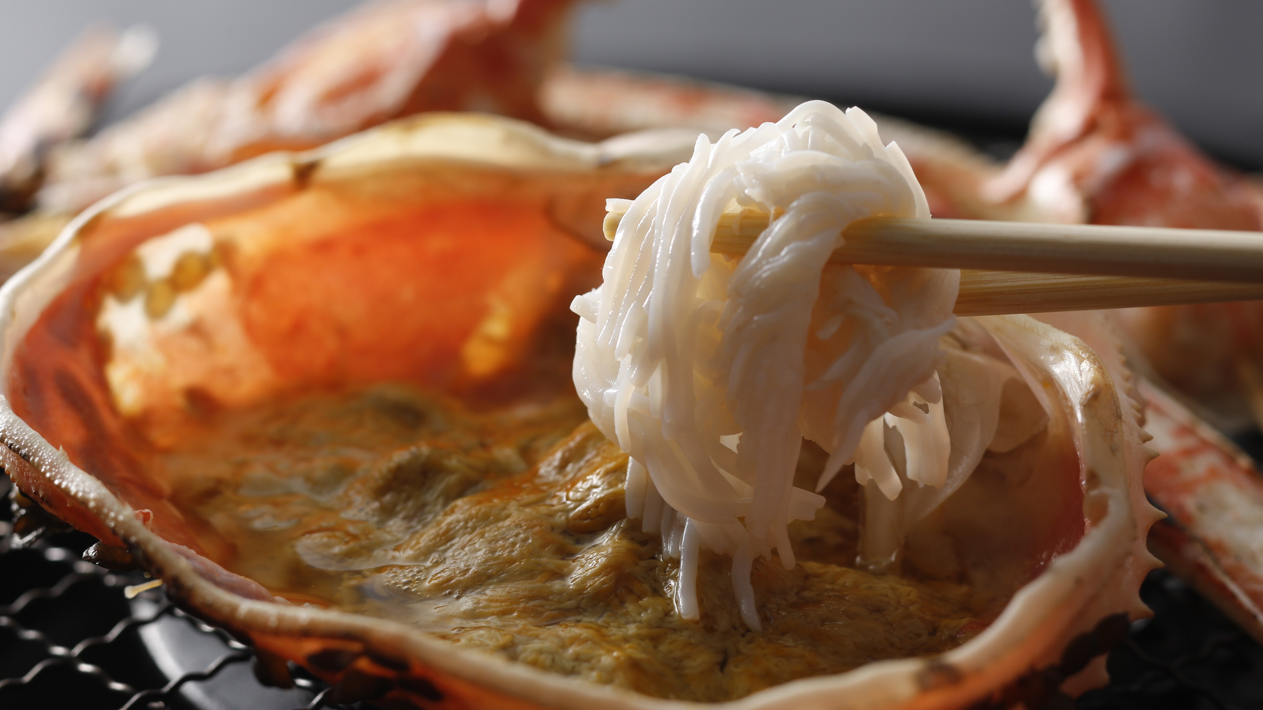 [Winter cooking] Mix grilled crab shell miso with crab meat and eat it!