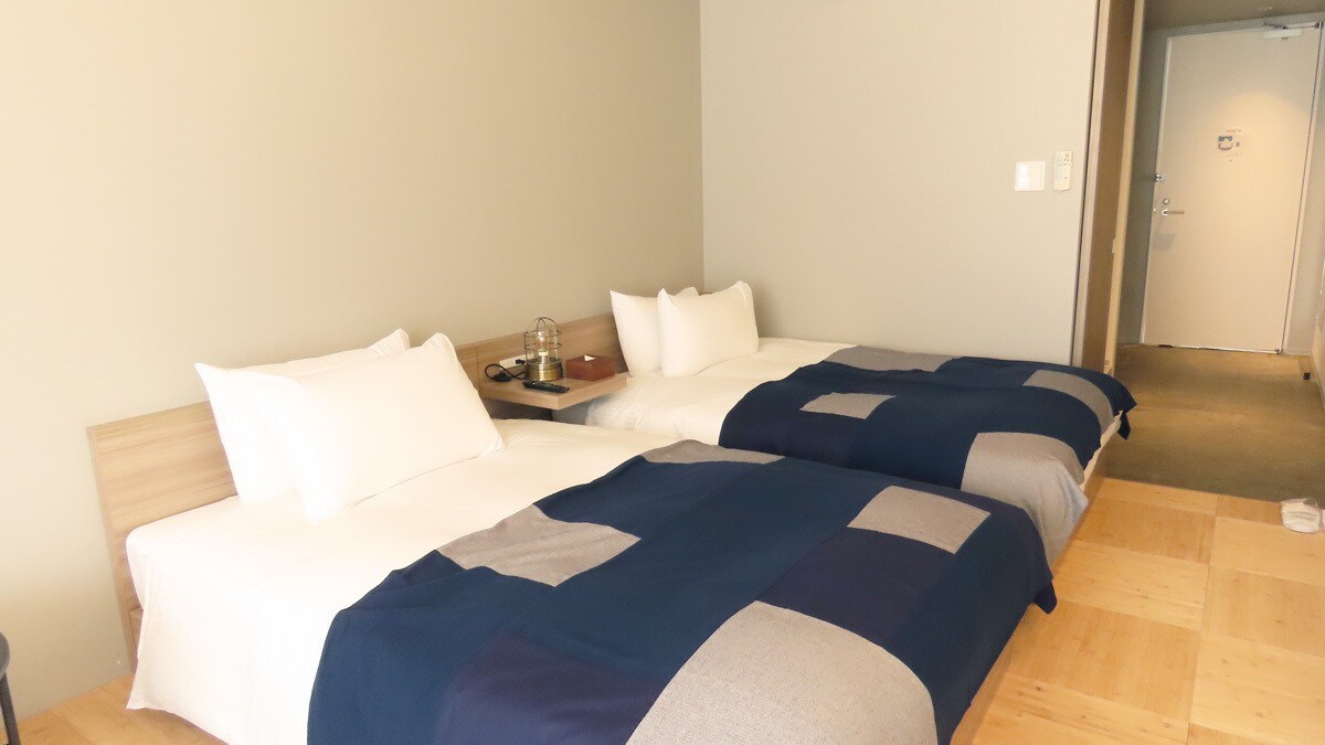 102: Garden Twin & Sofa