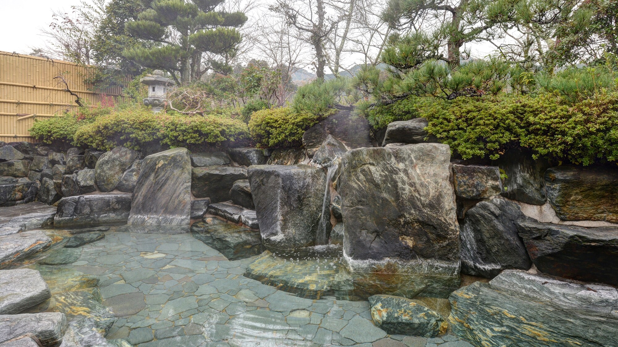 *露天浴池（岩石浴）/您可以享受放鬆的大浴場。