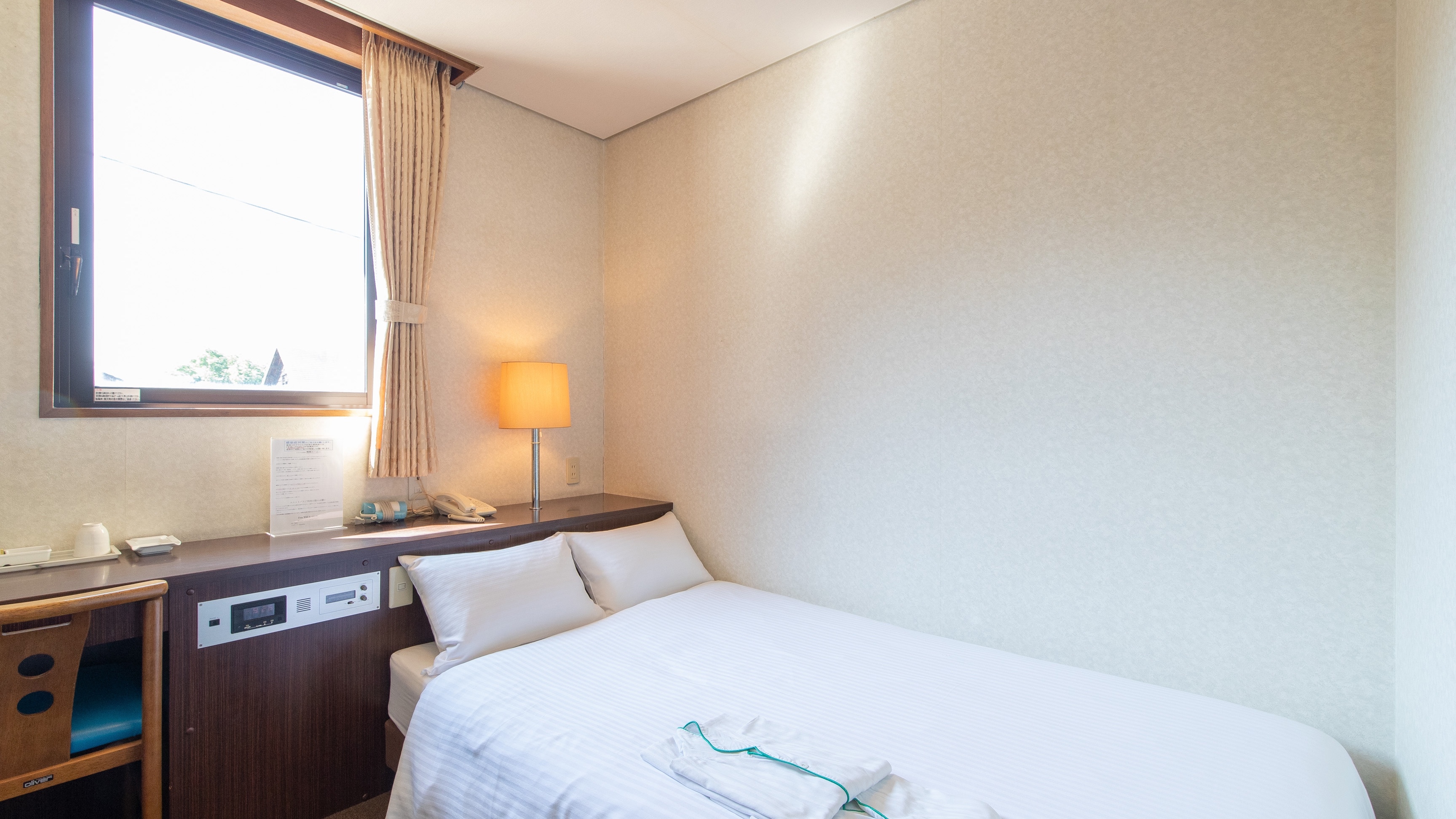 [Smoking] Semi-double room