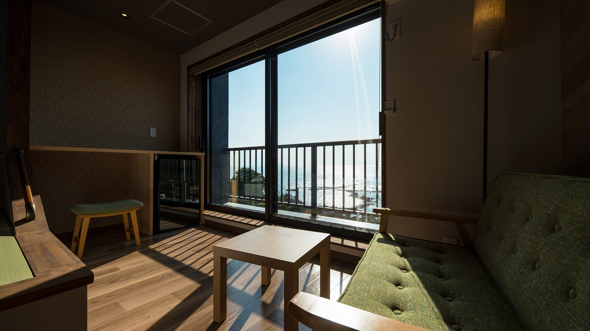 ・[Renewal Japanese-Western style room] The sea with a sense of openness and bright sunshine come in