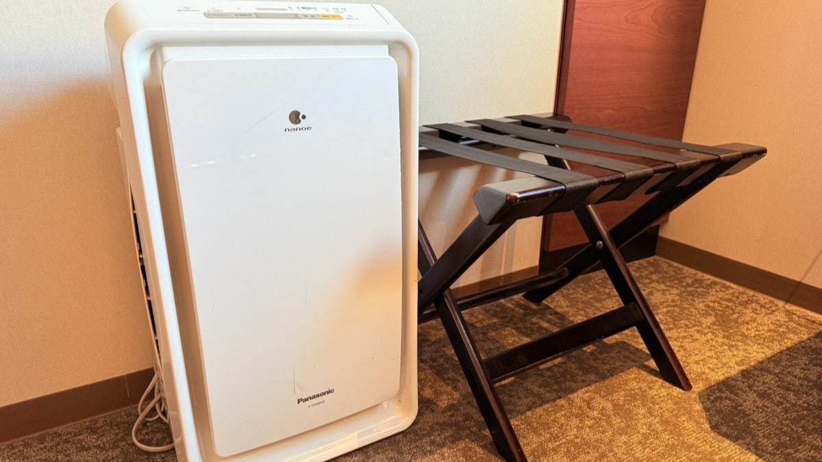 Humidified air purifier/baggage rack