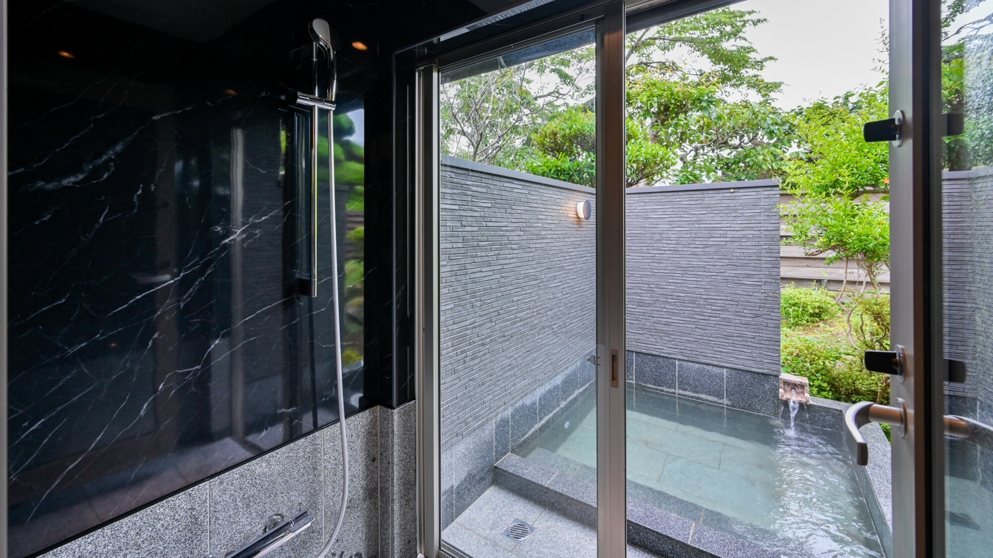 【體驗】 - 日西式房間 - 日本庭園側 - 在石板鋪成的露天浴池，可以享受24小時循環的溫泉水。