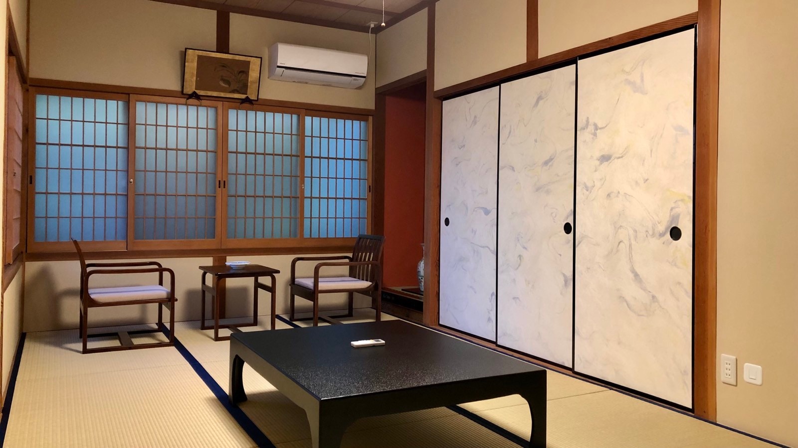 Guest room with bathroom and toilet (example)