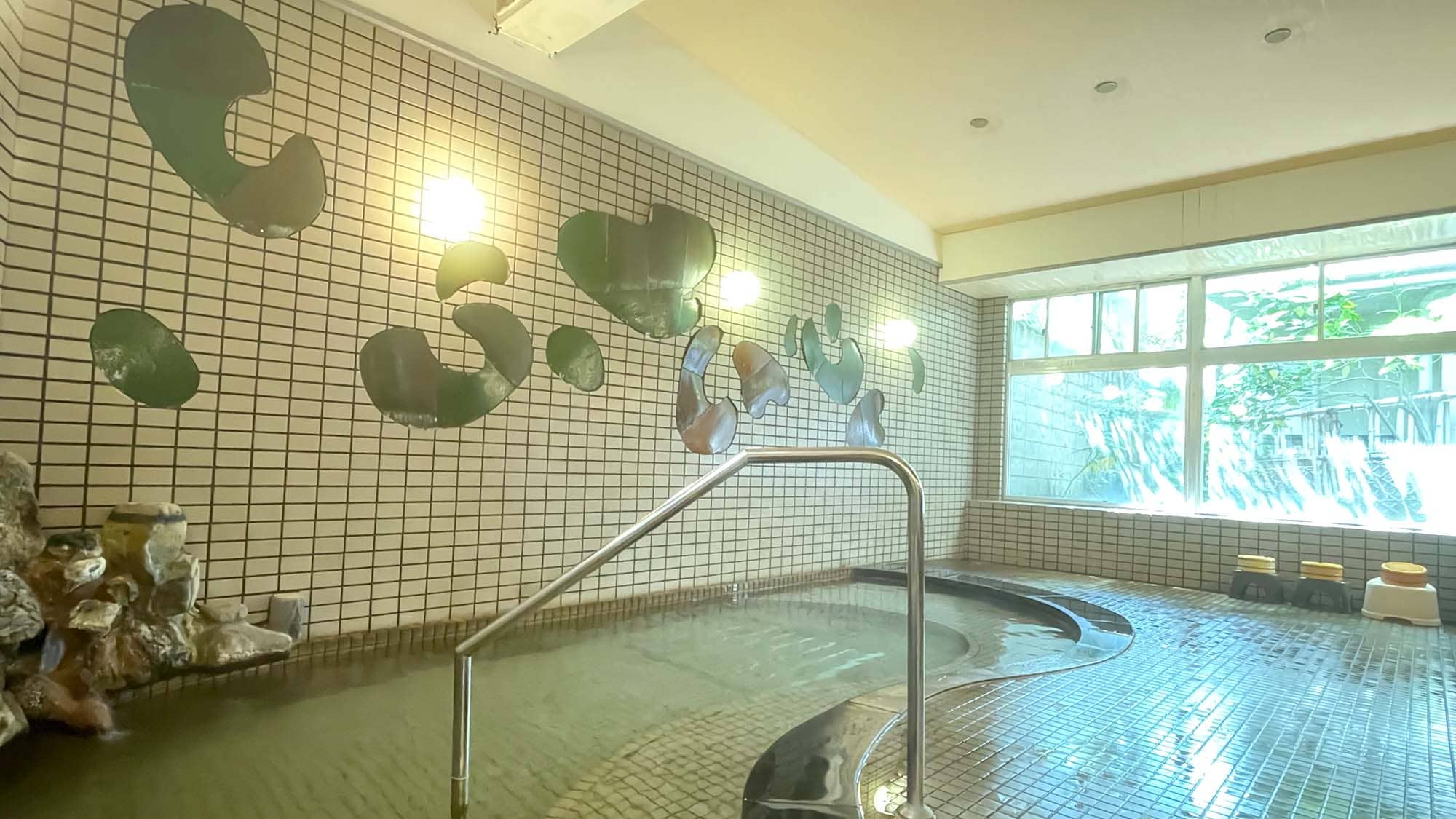 Large public bath (men's) / Awazu Onsen boasts a 1300-year history. Enjoy the natural hot spring water flowing directly from the source.
