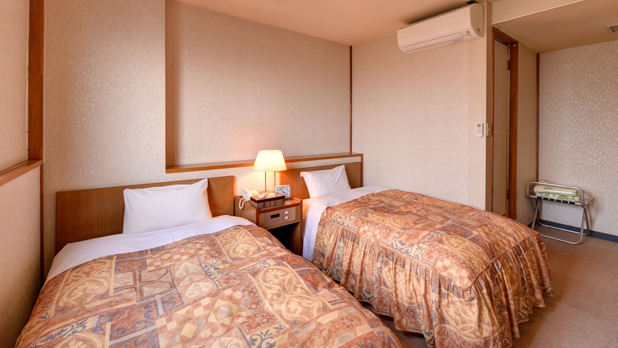 *[Kamar/Twin] Semua kamar memiliki tempat tidur semi-double.