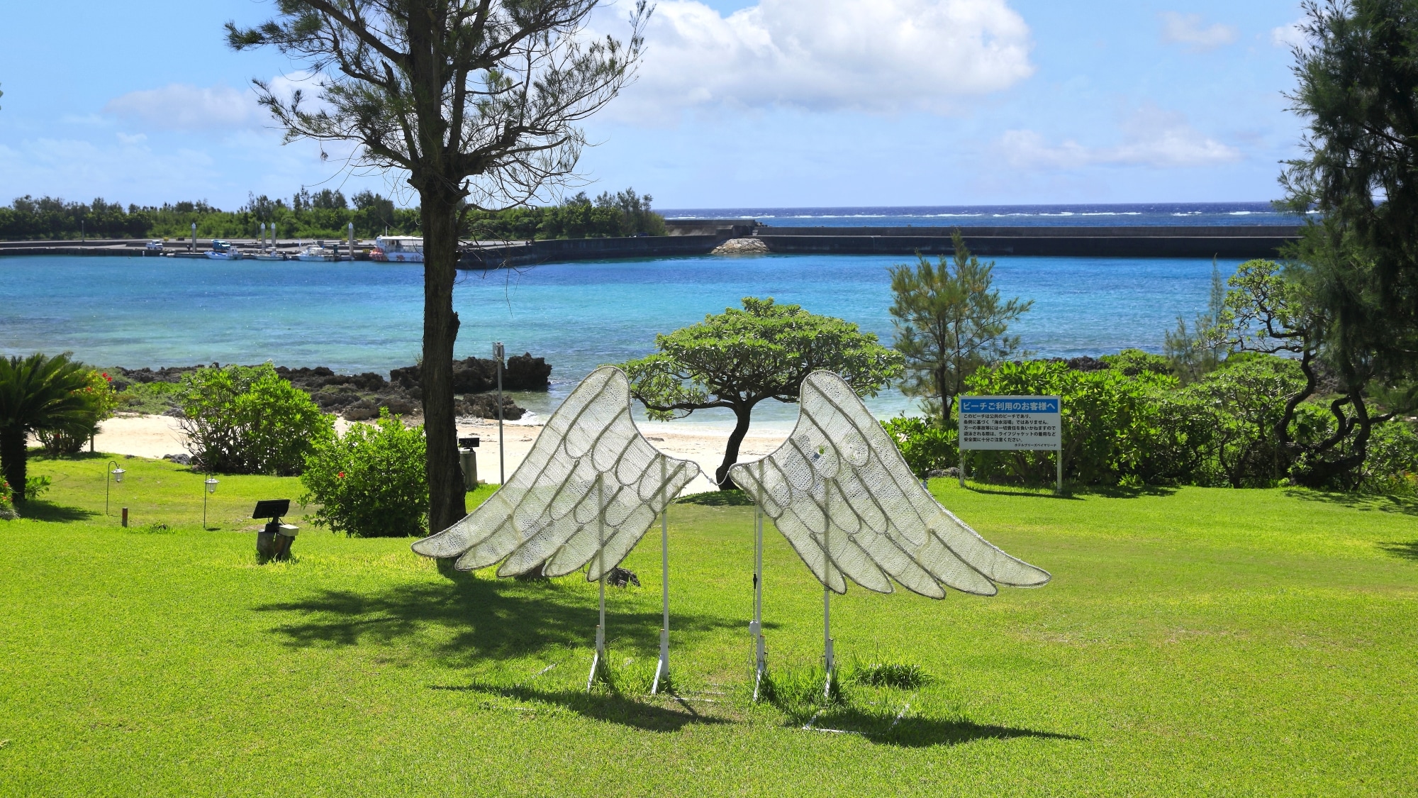 [Main Building/Beachside] Enjoy a relaxing island time while feeling the tropical atmosphere.