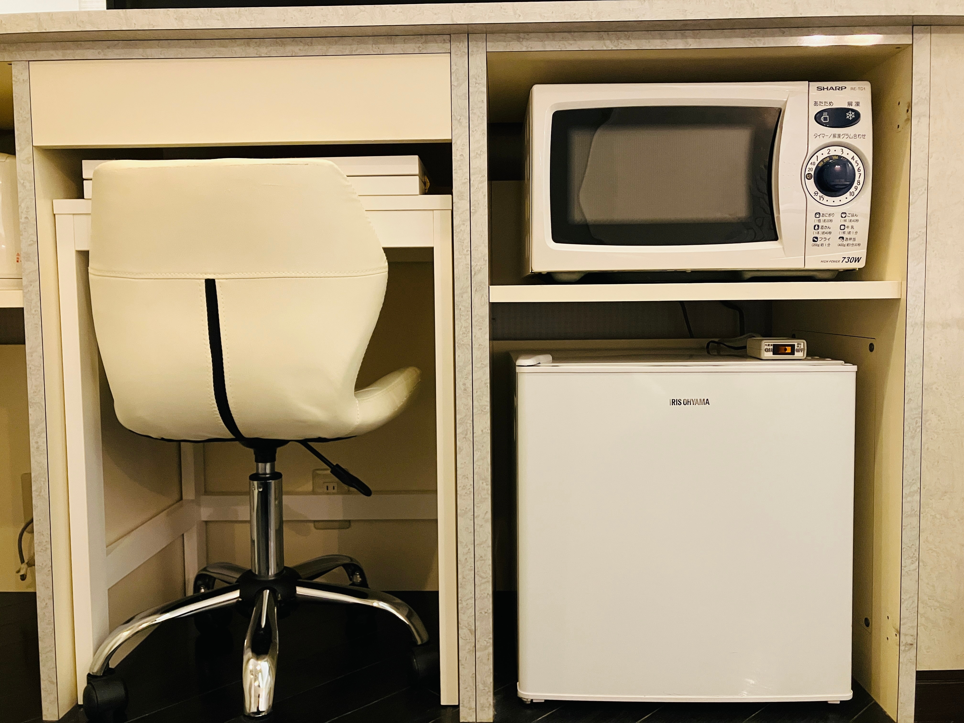 Guest room (desk/microwave/refrigerator)