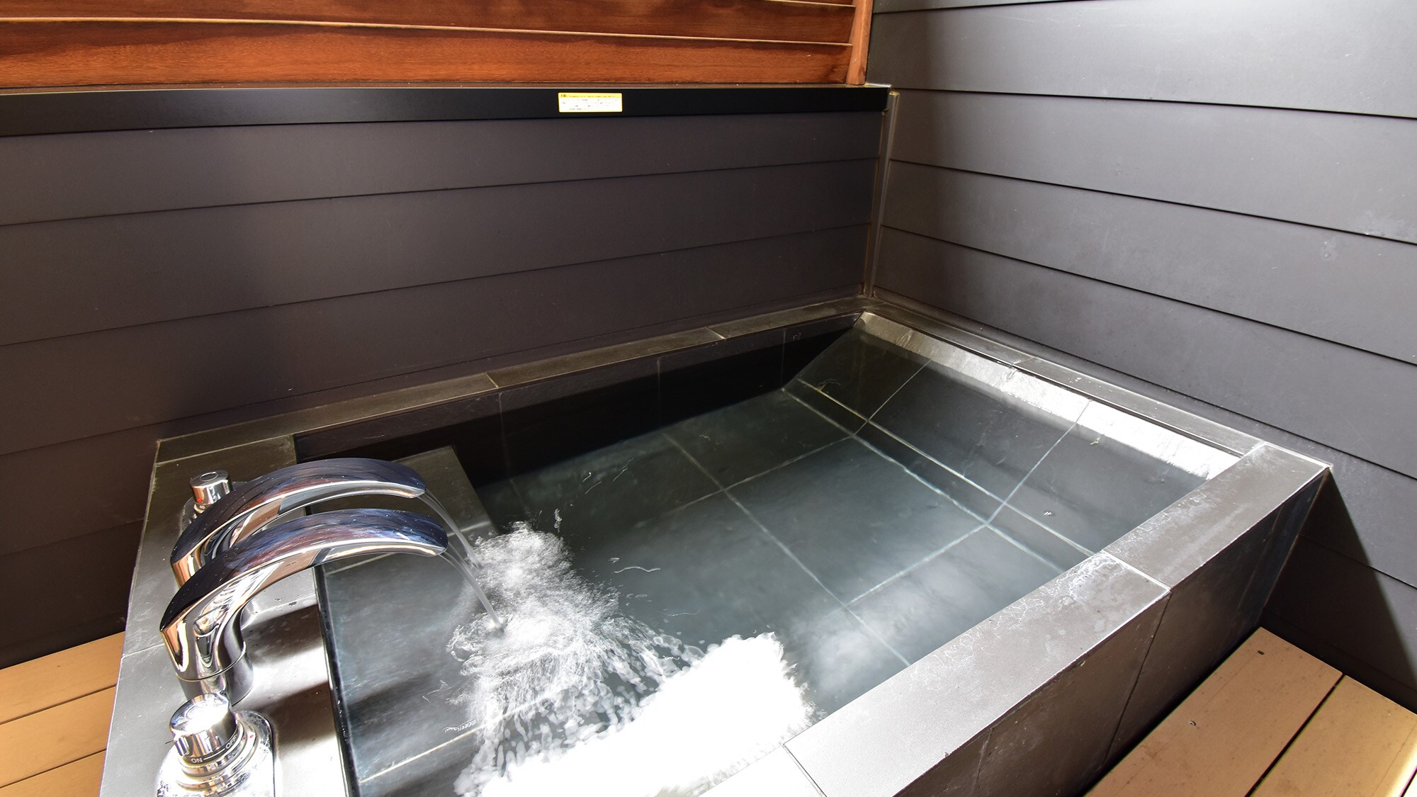 [Semi-open-air bath] Relax and enjoy the ocean breeze.