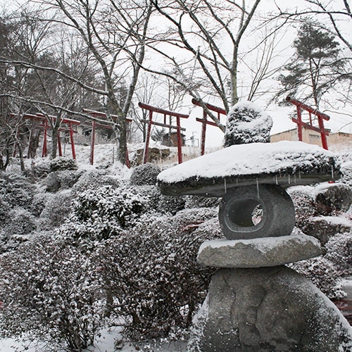 *[Magohachi Shrine] Lanterns and snow scenery