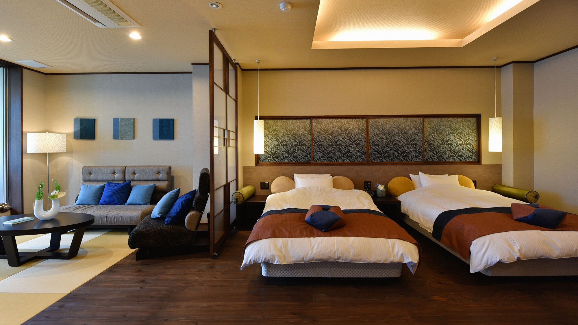 ・ [Japanese Modern / Koikari no Ma / Japanese / Western Room “Shiosai”] A semi-double bed made by Sealy Corporation is installed.