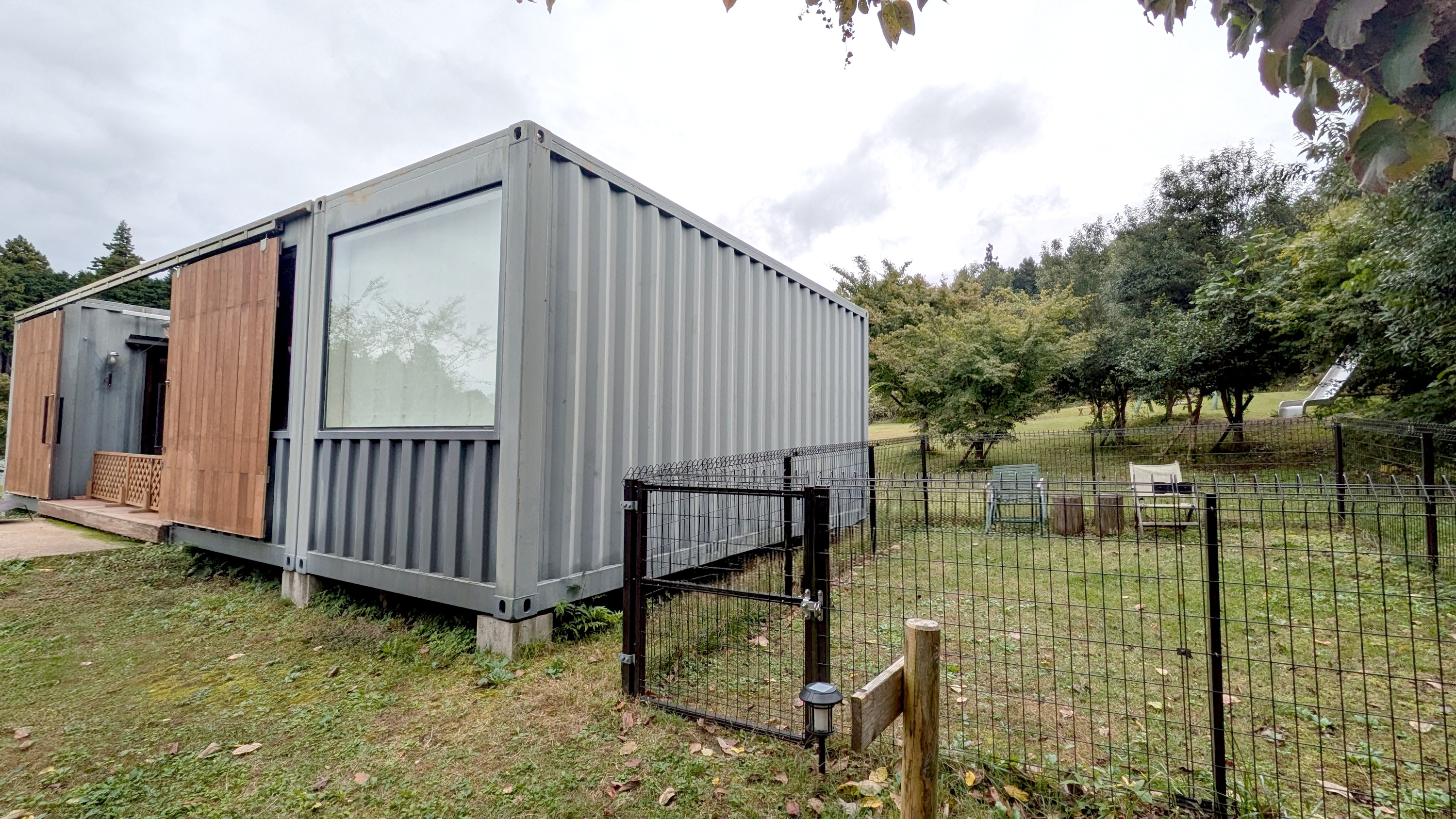 Dog Cabin Grande exterior (with dog run)