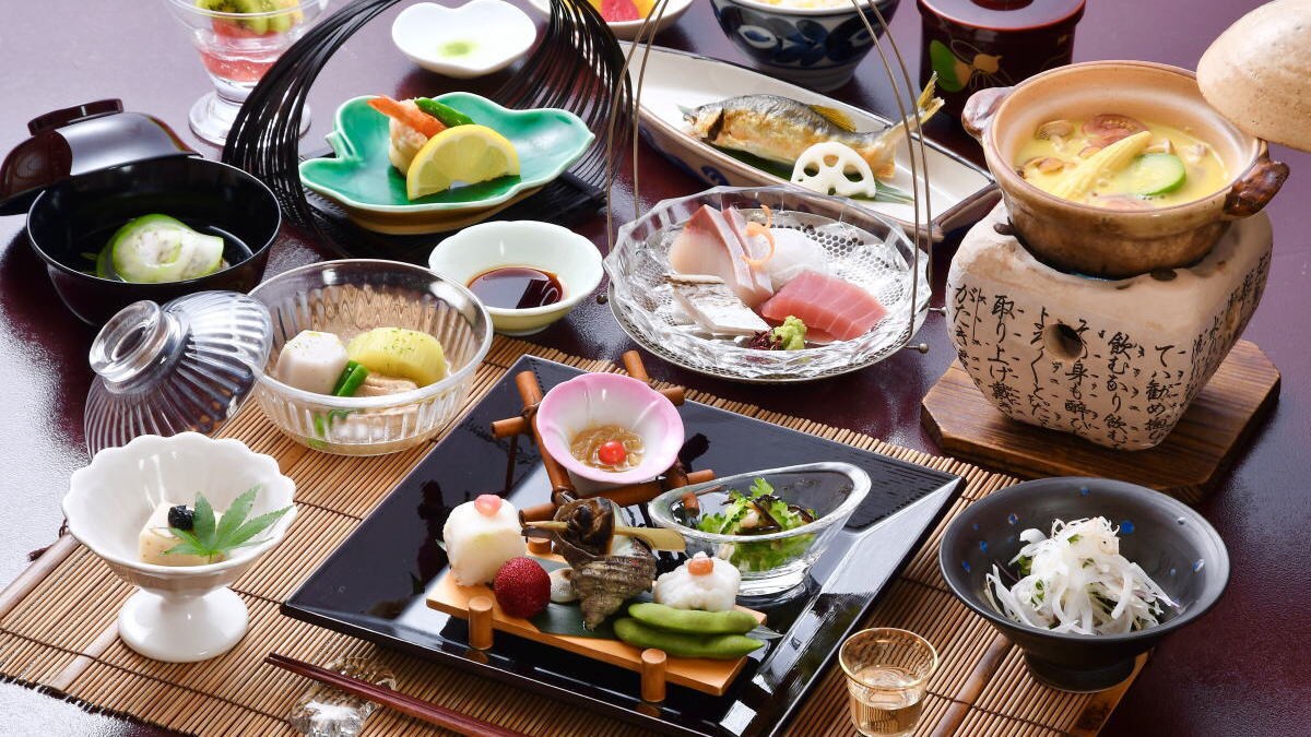 We will entertain our guests with banquet cuisine incorporating seasonal ingredients and colors. *The food photos are for illustrative purposes only.