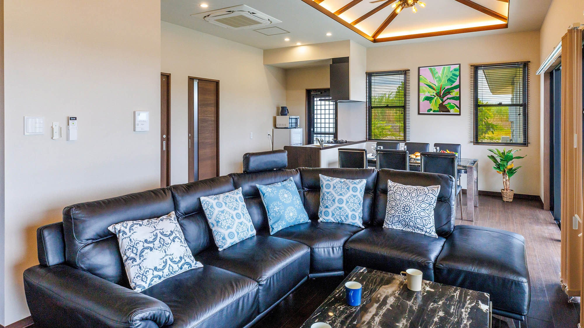 ・Villa 1 living/dining room: Chic and modern interior