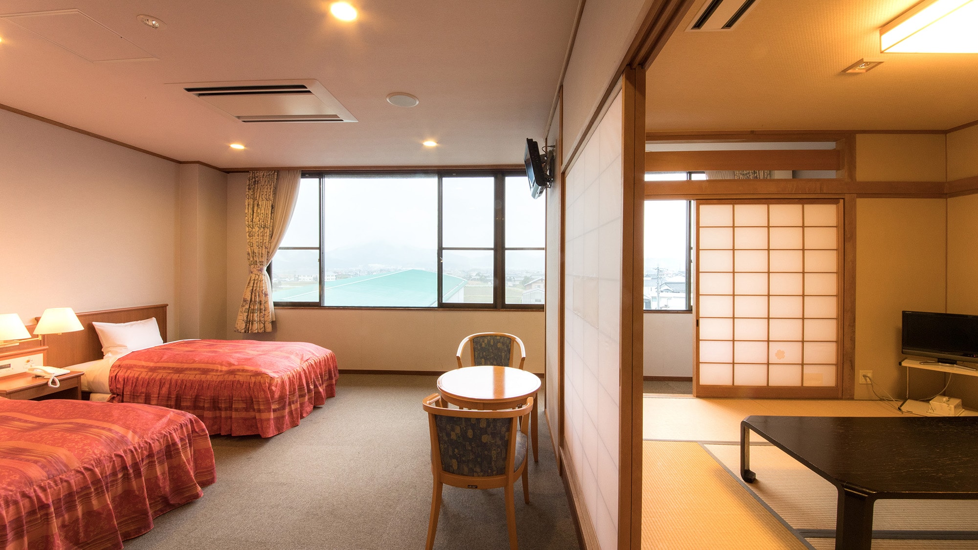 * [Japanese and Western rooms] Can accommodate up to 6 people.
