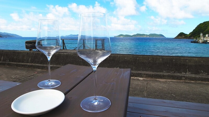 <Inn with a roof that looks like the sea> Please spend a blissful time lying on the wide edge on the roof.
