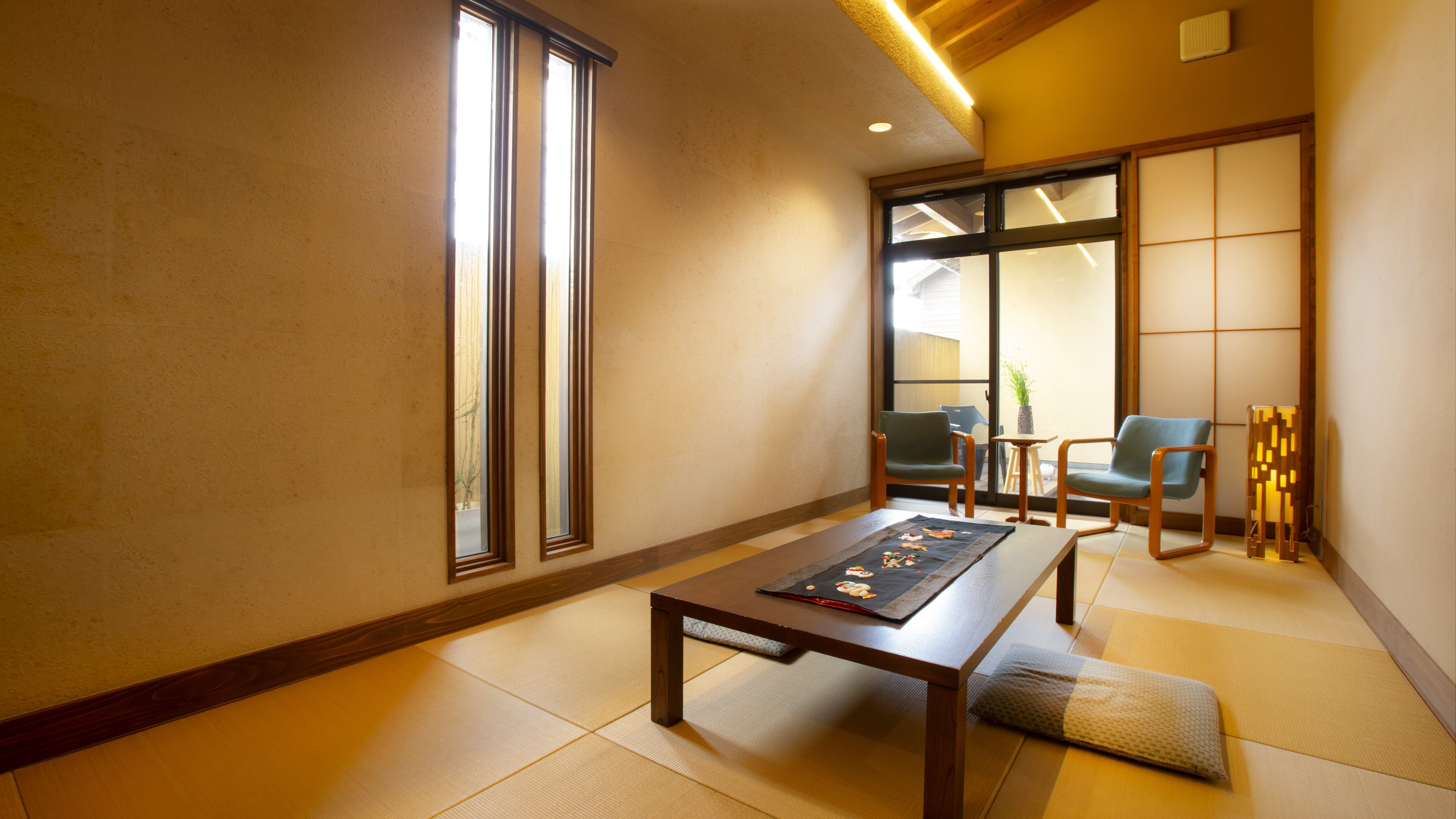 [New Wing - Akizuki] This Japanese-style room is themed around autumn, with the soft light filtering in through the small moon-shaped window and shoji screens, blocking out the outside world.