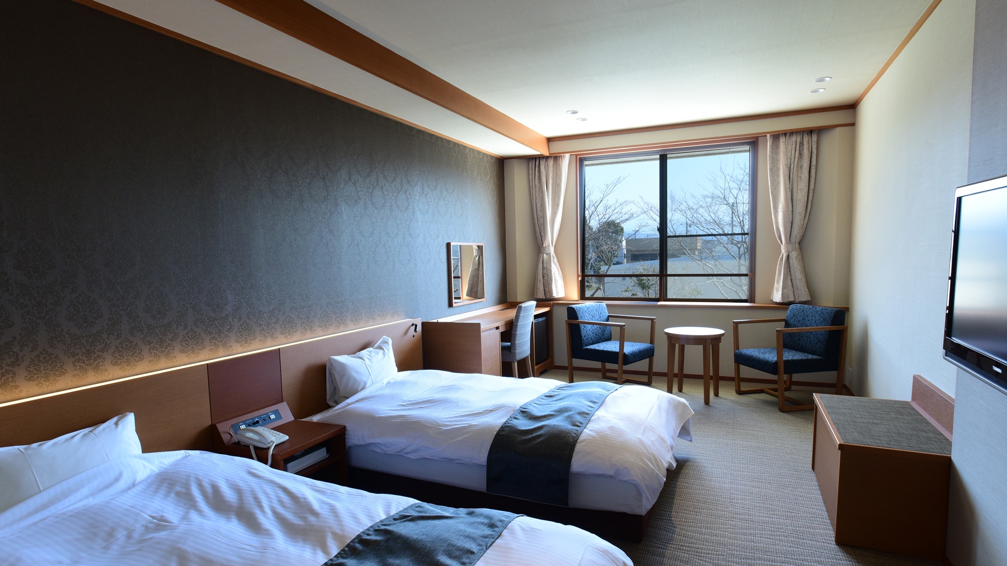 *Western-style twin room (with chair and desk) with a bathroom with natural hot spring water
