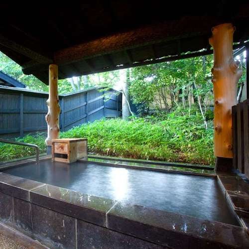 【客房內的露天浴池/別館】 客房內的露天浴池面積很大，足以讓兩個大人泡澡，而且當然是100%天然的。