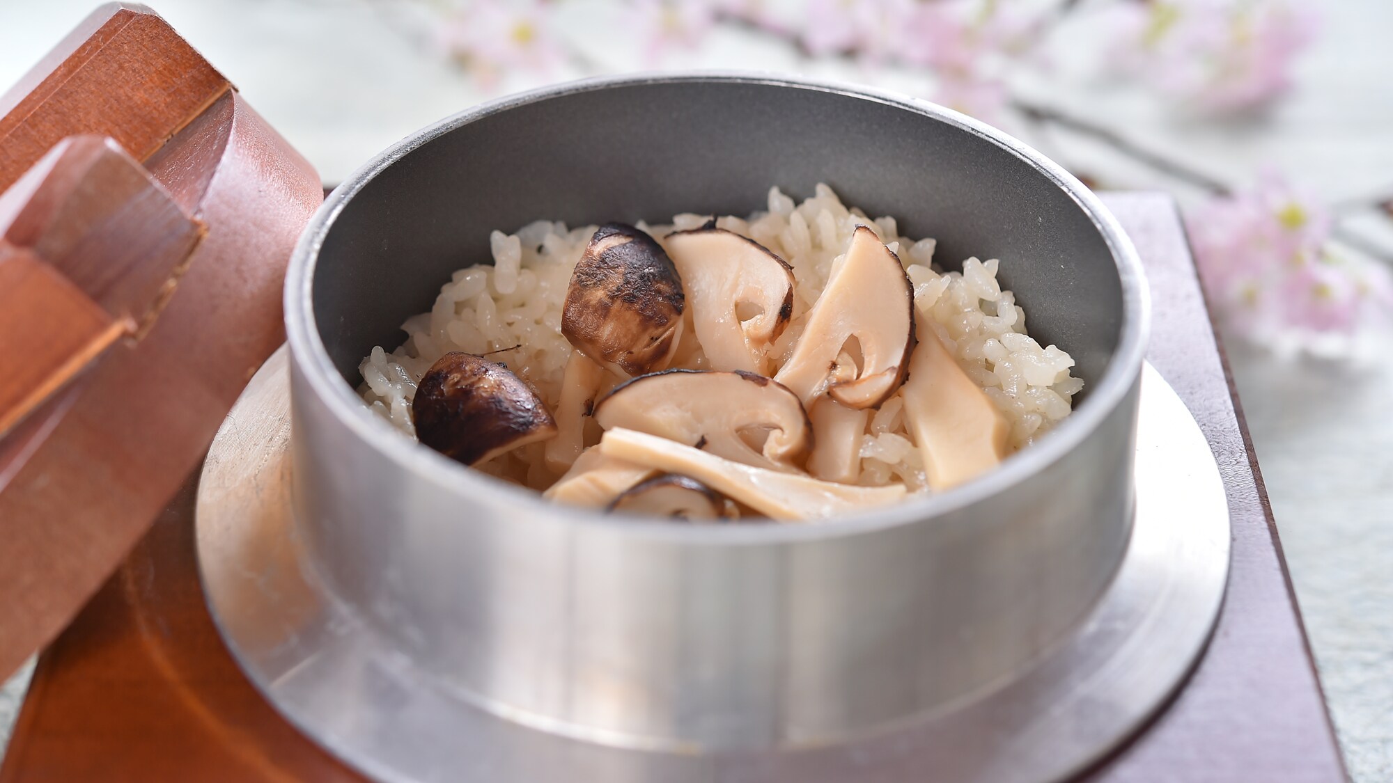 Matsutake rice pot (photo is for illustrative purposes only)