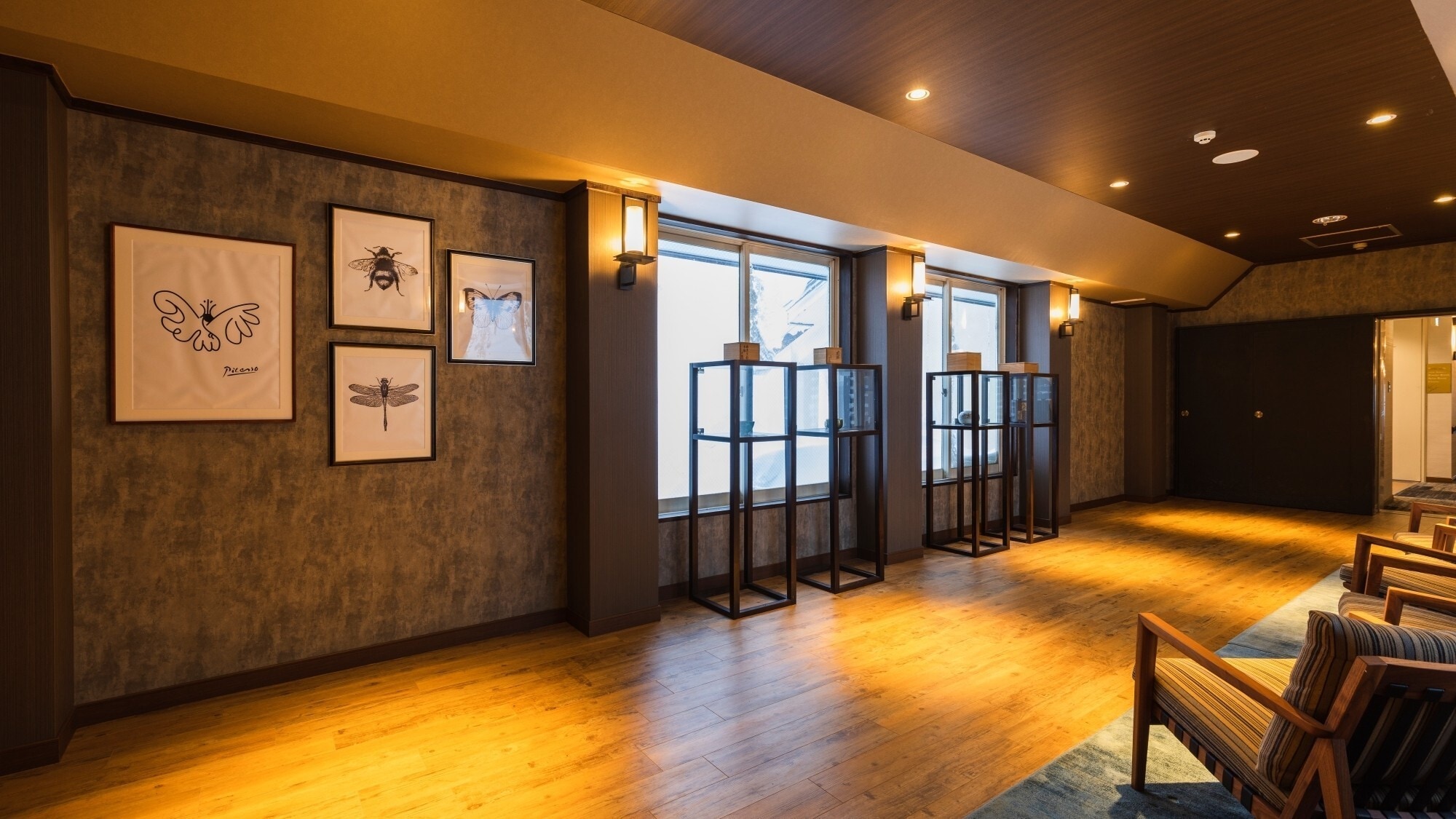 [Hotel facilities] A Nordic-style resort hotel surrounded by warm lights and wood.