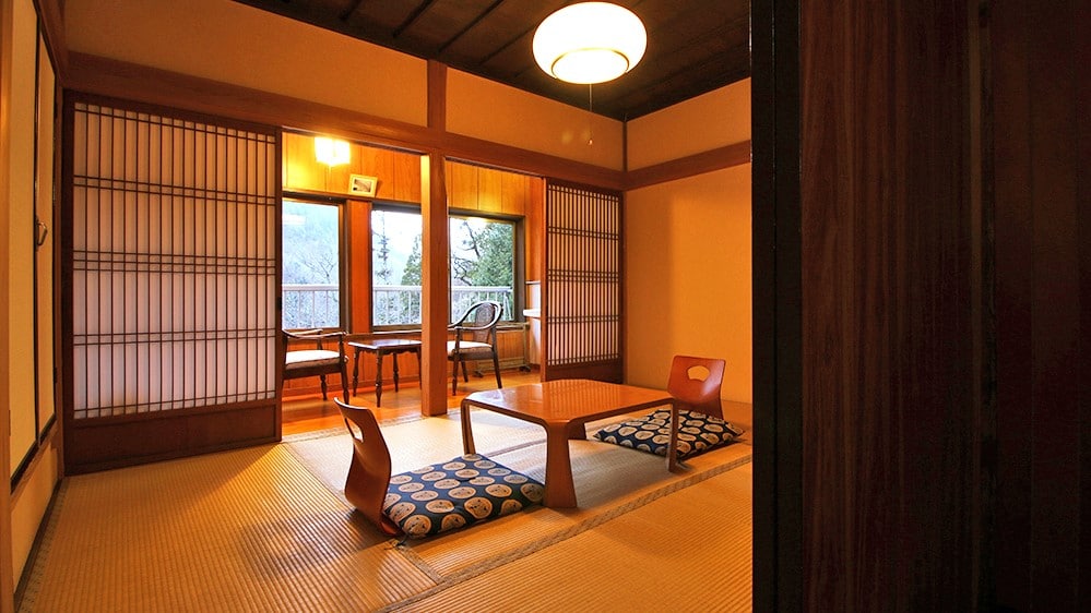 [6 tatami room example] A room where you can enjoy the atmosphere of the past. A perfect space for a solo traveler or a couple.
