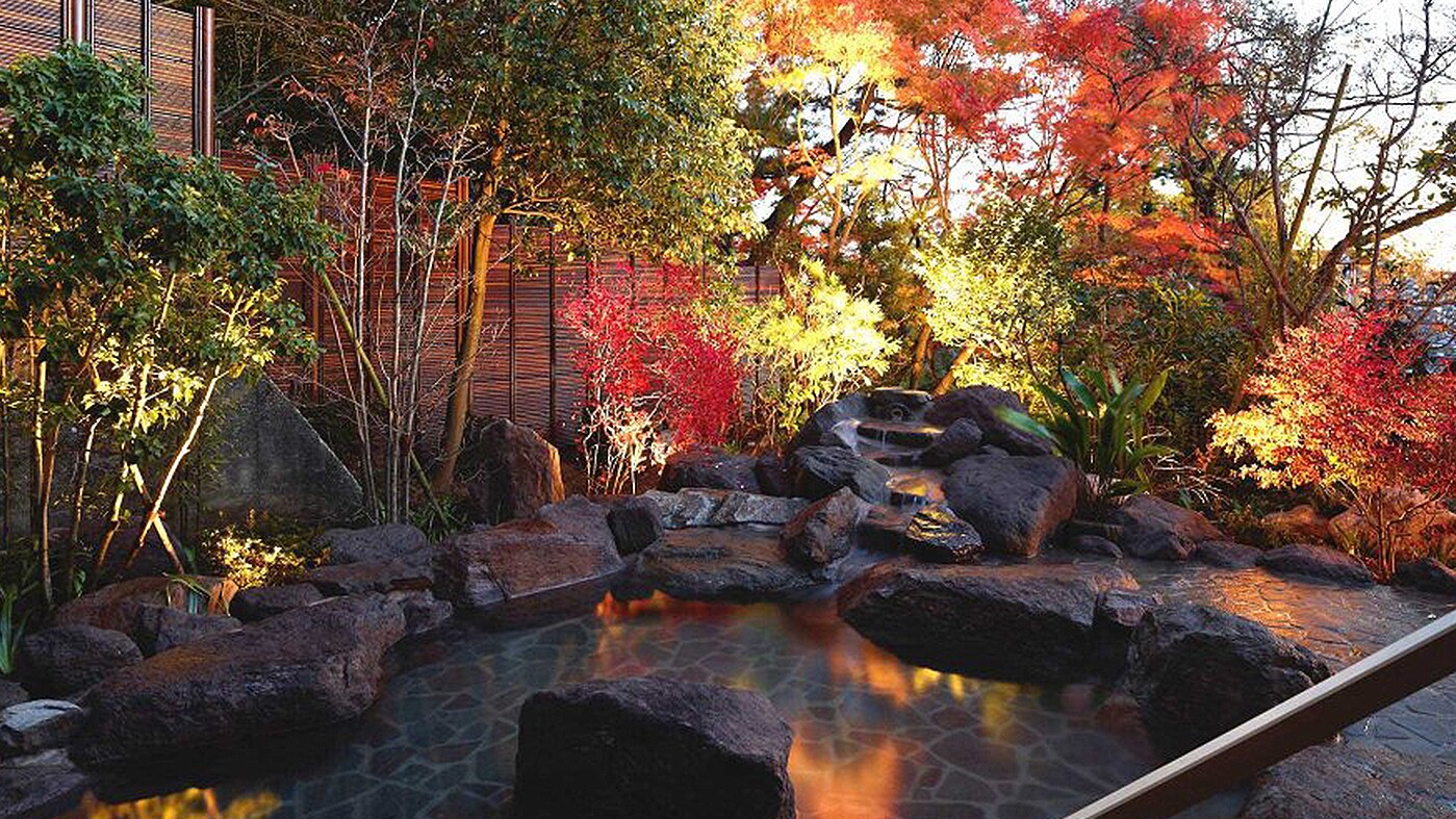 Mountain lodge open-air bath