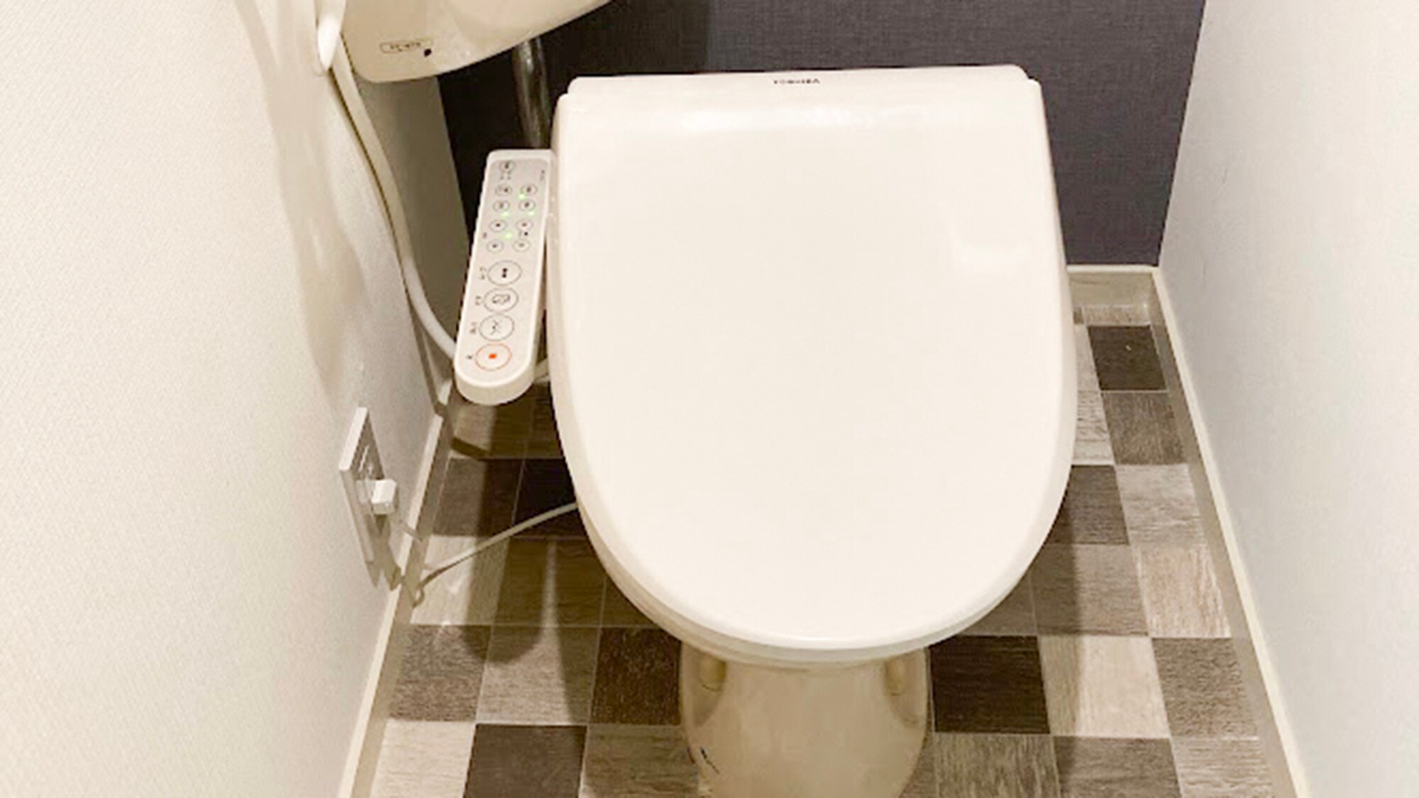 ・[Toilet] A clean toilet with a flushing function.