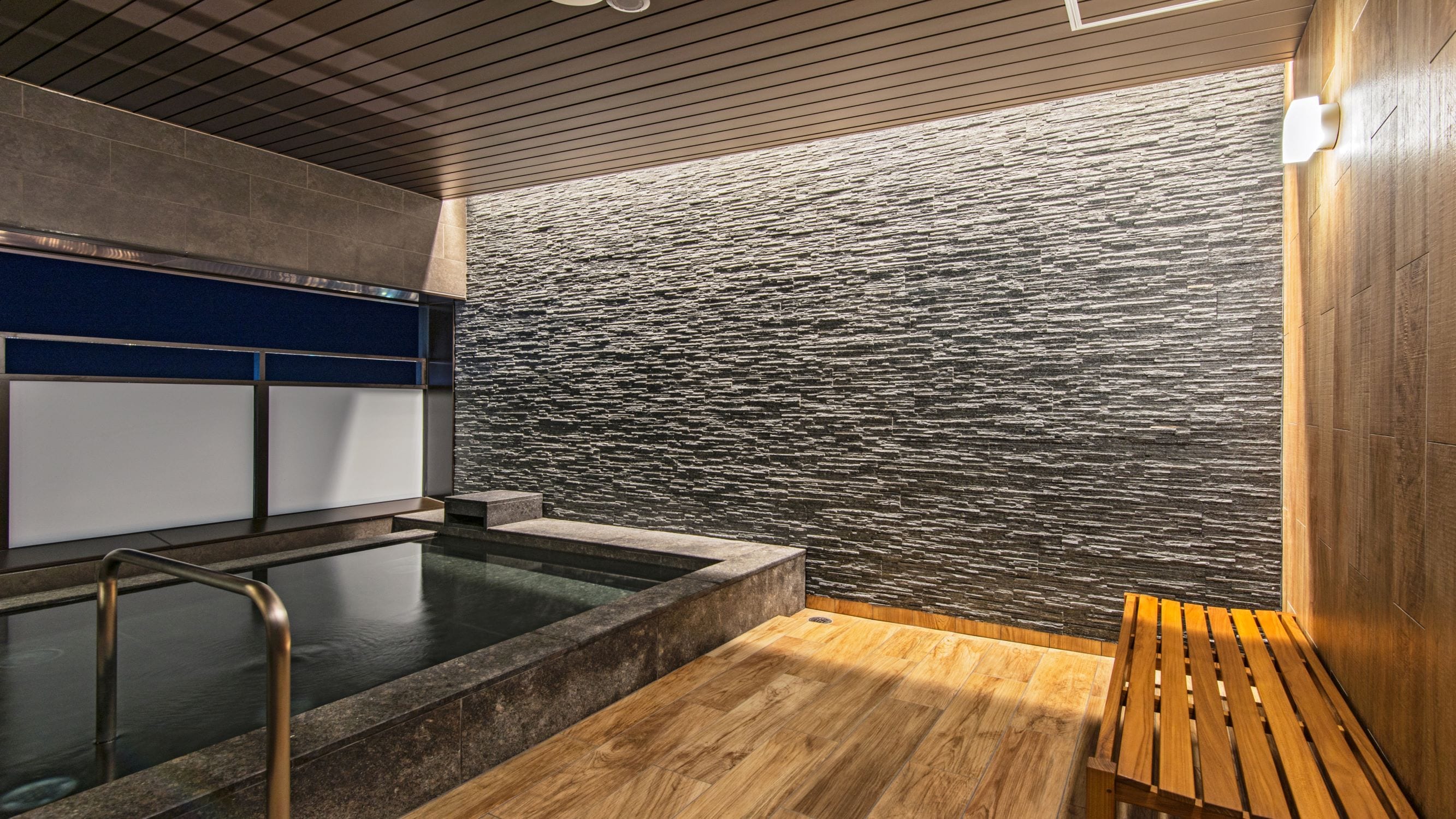 Large communal bath (semi-open-air / night)