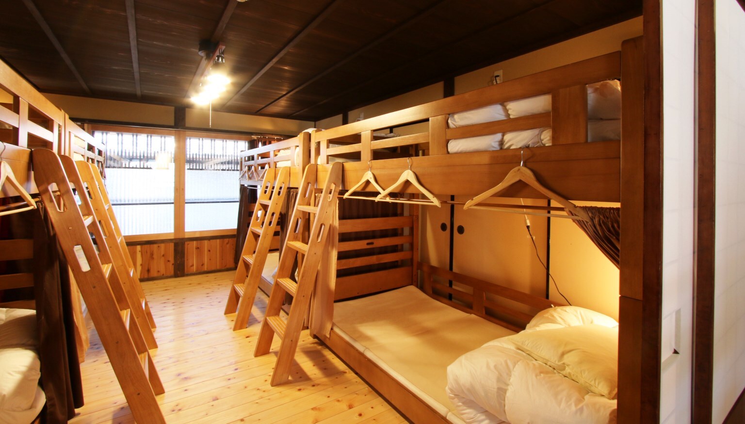 [Kamar bersama] Kamar bersama ini memiliki 4 tempat tidur susun dan dapat menampung hingga 8 orang secara total.