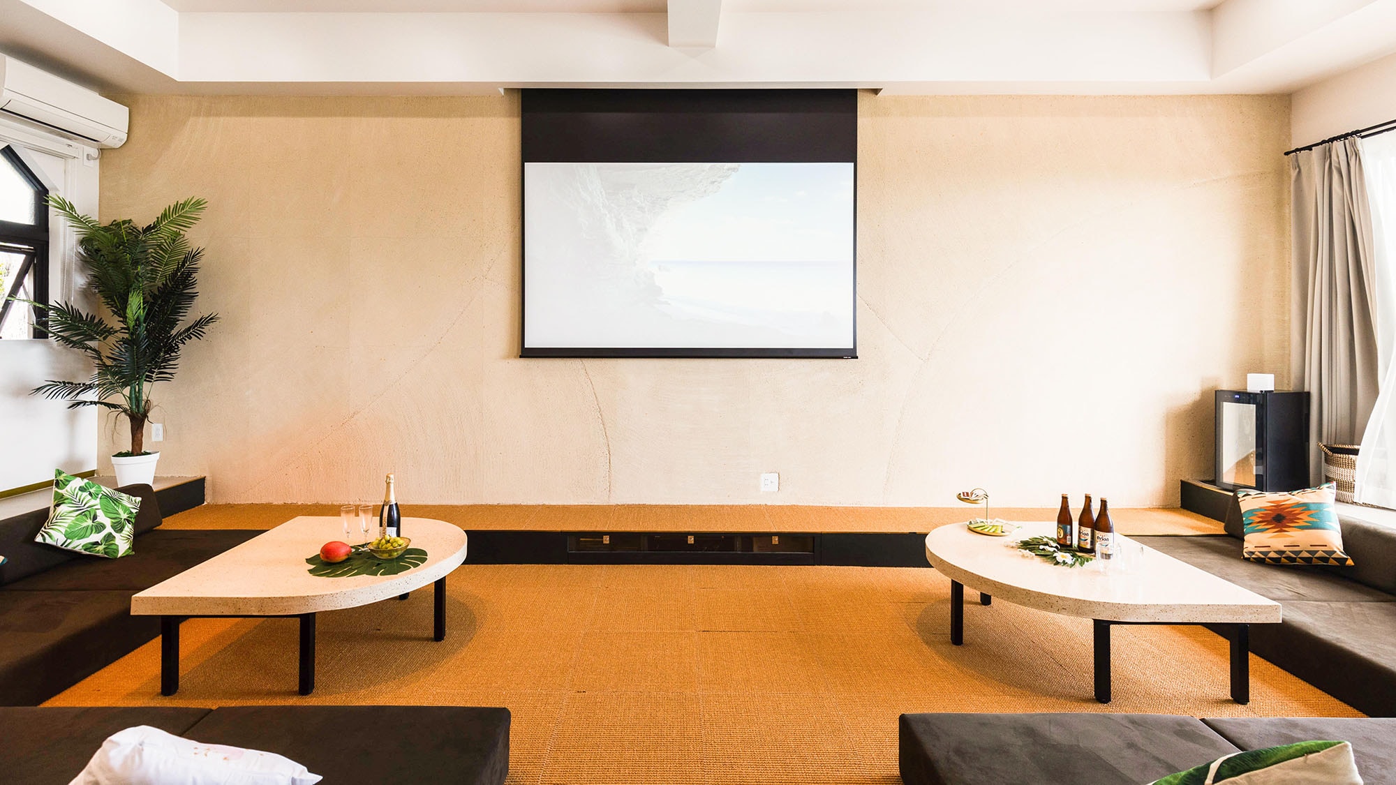 ・[Living room] Equipped with a projector. You can enjoy watching your favorite movies.