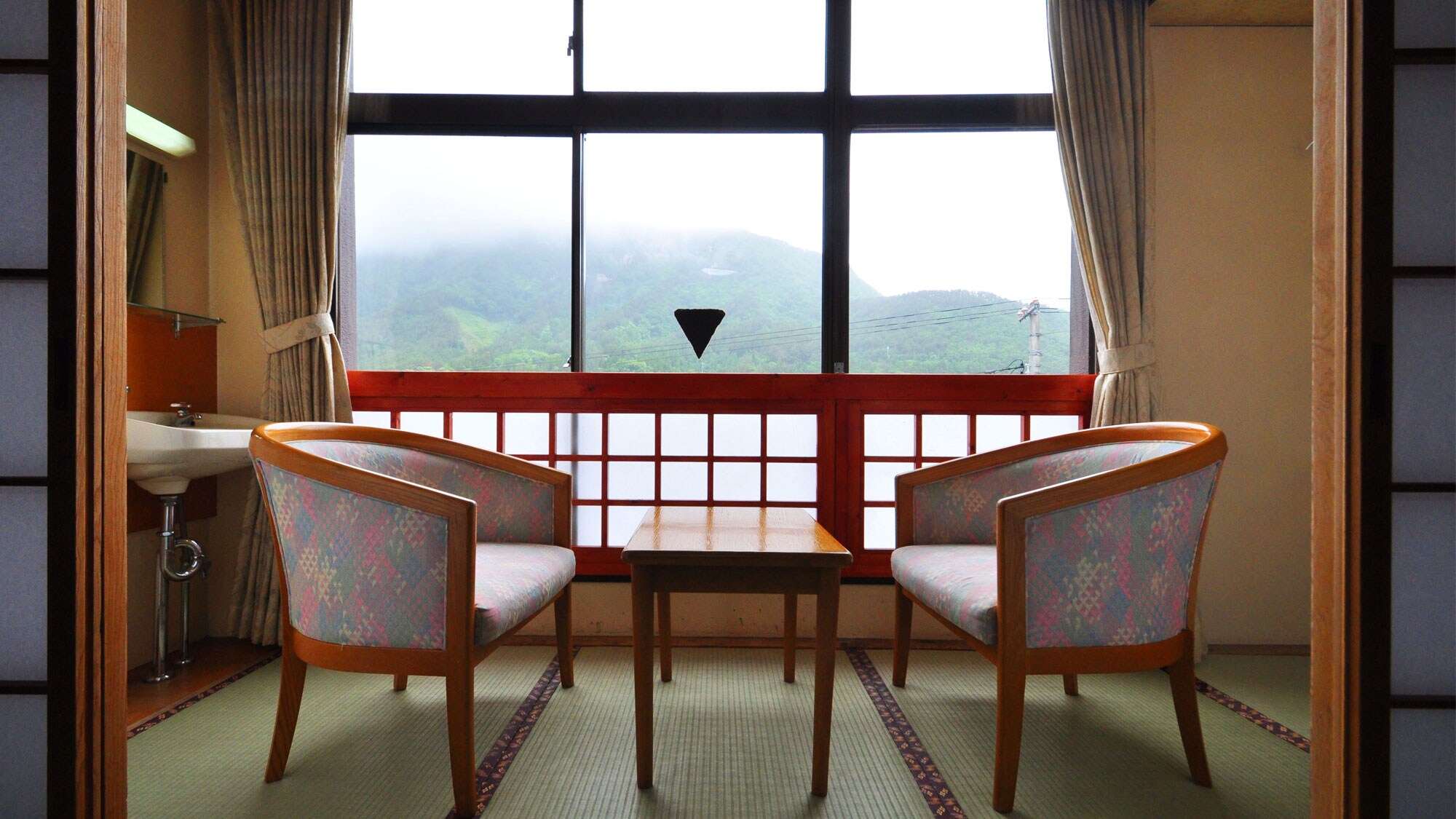 [Japanese-style room with 10 tatami mats] From the window you can see the fantastical cloud-covered Mt. Ureira.